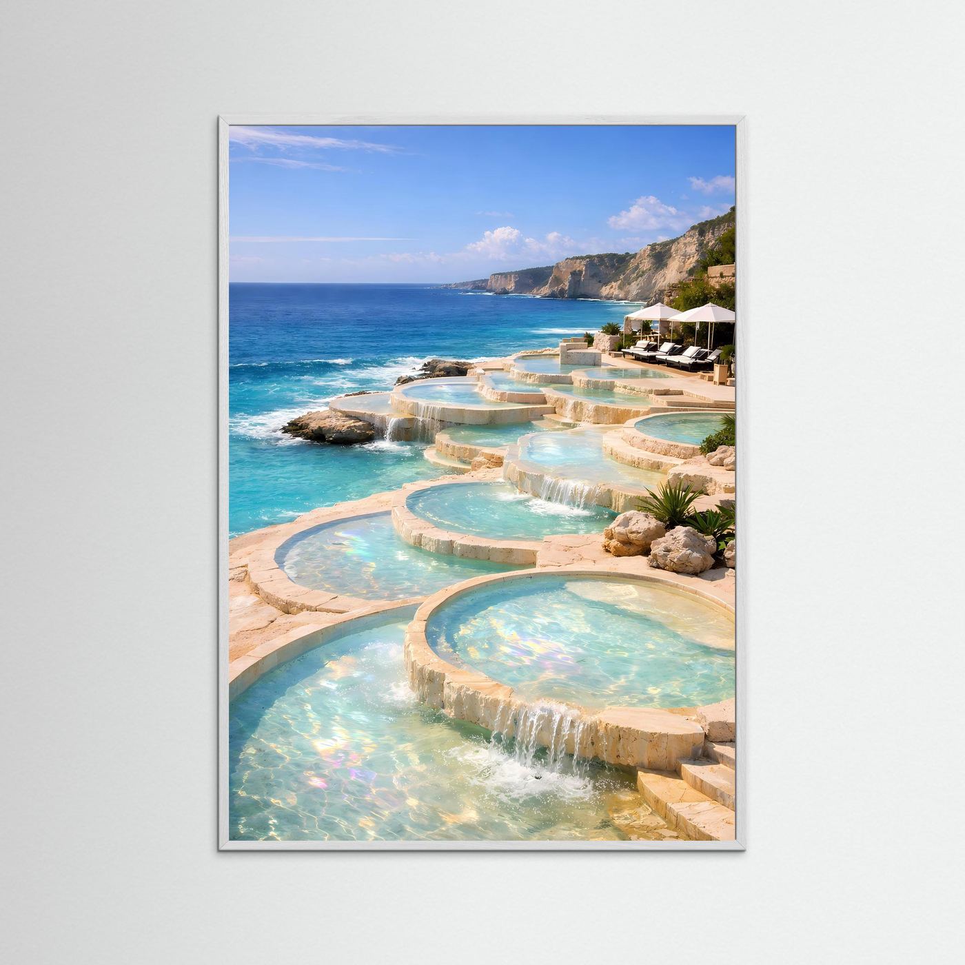 Hochkant-Poster mit türkisfarbenen Infinity-Pools am Meer, im hellen Holzrahmen
