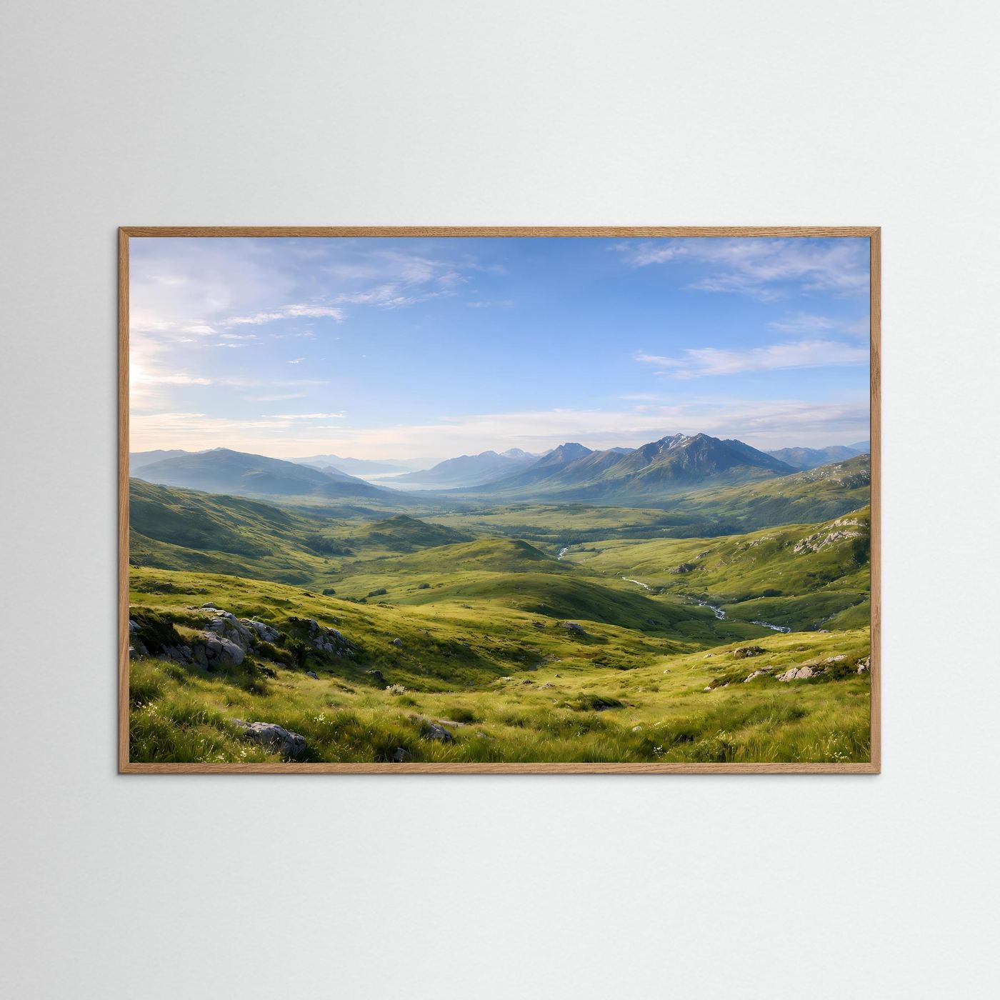 Naturpanorama-Poster mit grünen Tälern und Bergzügen, brauner Holzrahmen