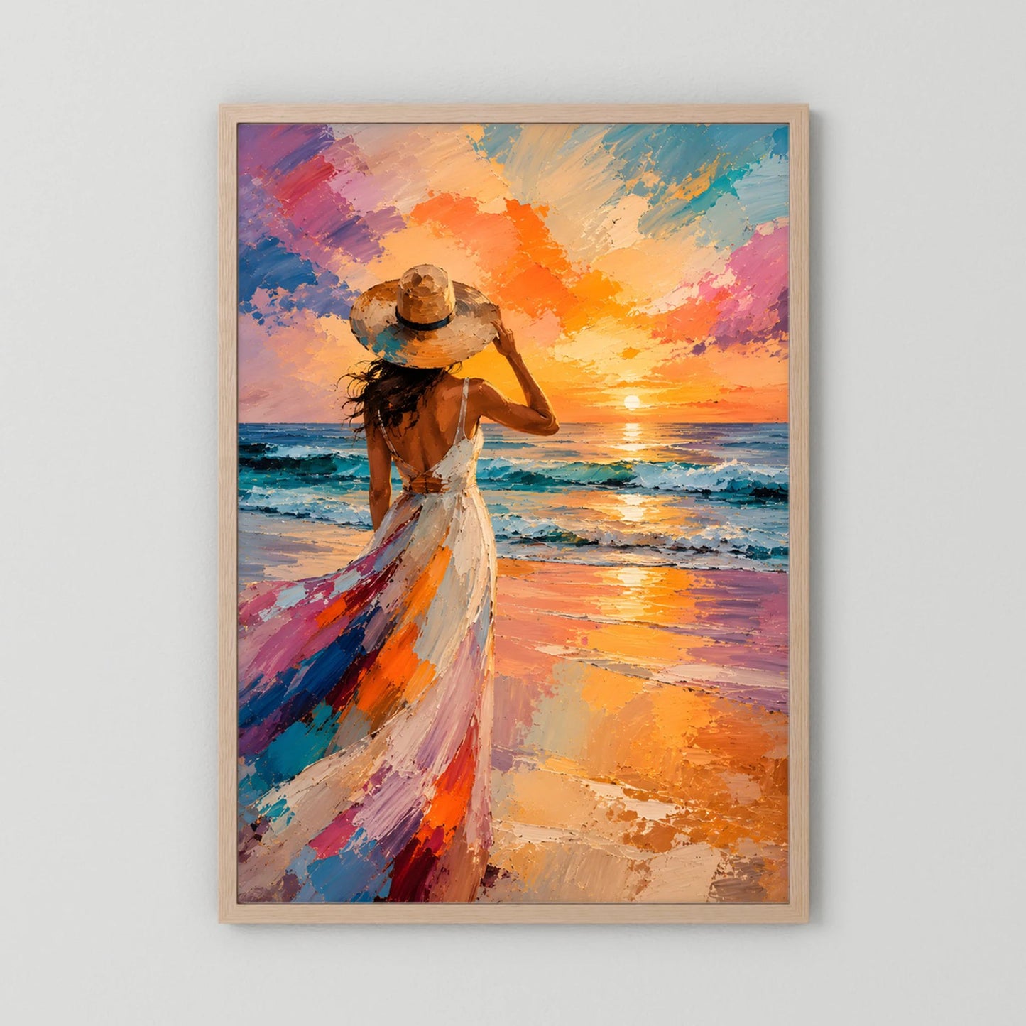 Poster mit Frau am Strand im bunten Kleid, Sonnenuntergang, beiger Holzrahmen, hochformatig