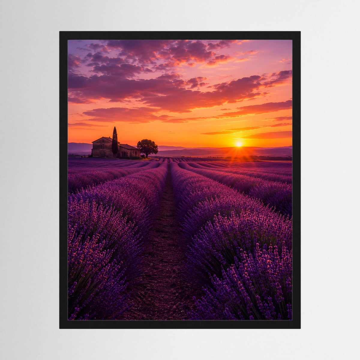 Gerahmtes Landschaftsposter mit violettem Lavendelfeld, Dorf und goldenem Sonnenuntergang