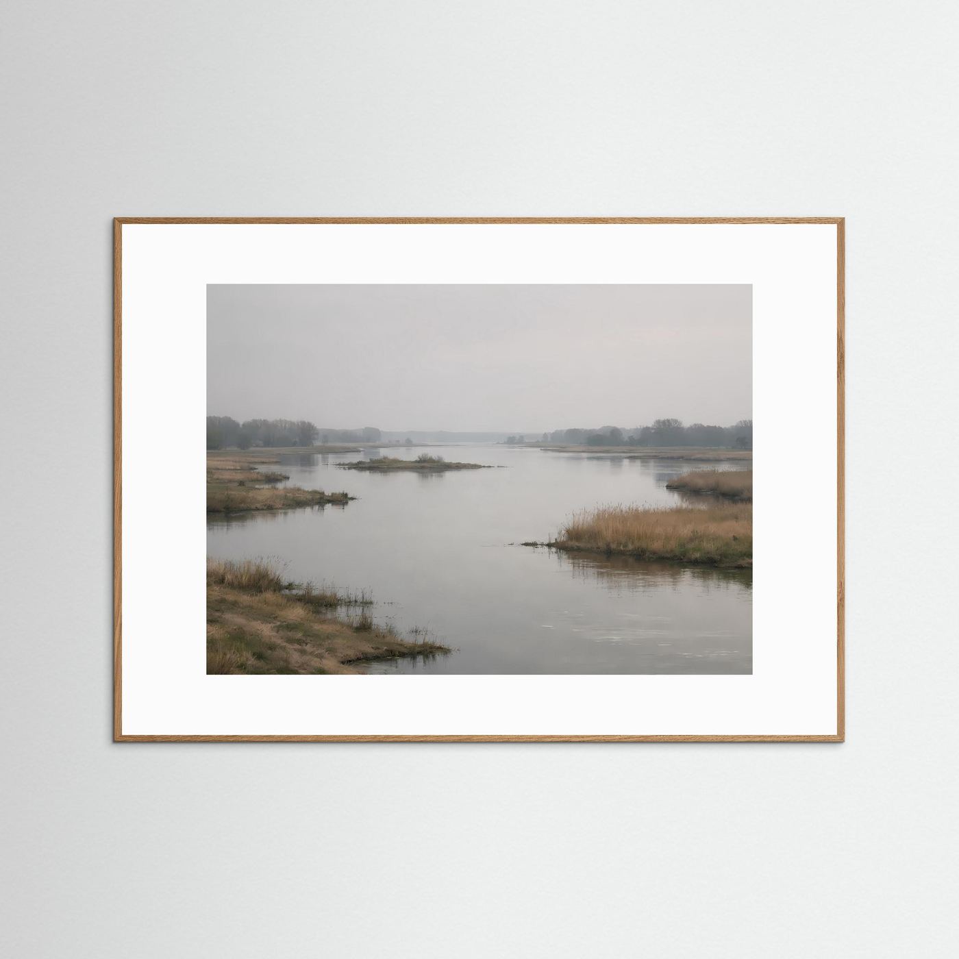 Wandbild Flusslandschaft im Morgennebel, brauner Holzrahmen, weißer Rand