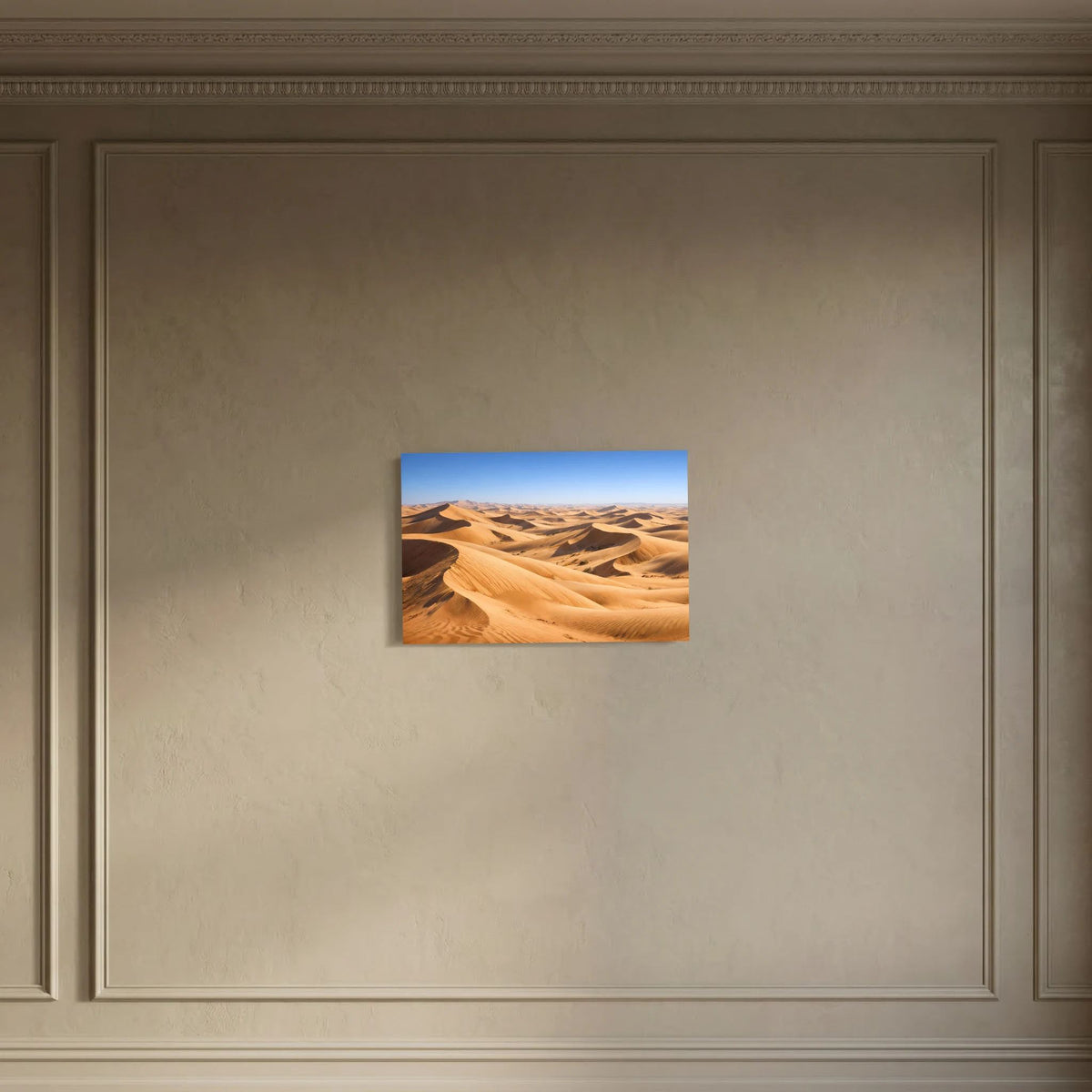 Wüstenlandschafts-Poster mit goldenen Sanddünen im Querformat, an klassischer Wandverkleidung