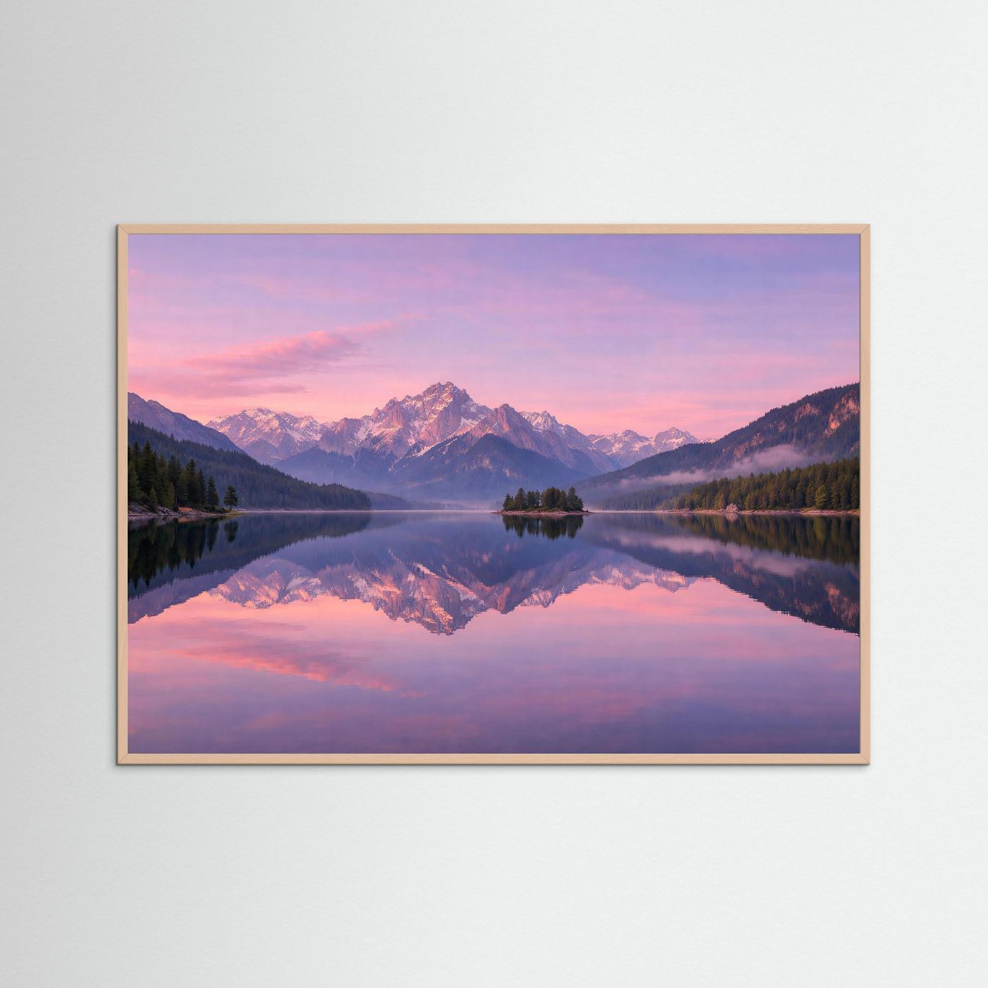 Naturposter im Querformat mit Alpenpanorama und Spiegelung im See, rosafarbener Rahmen