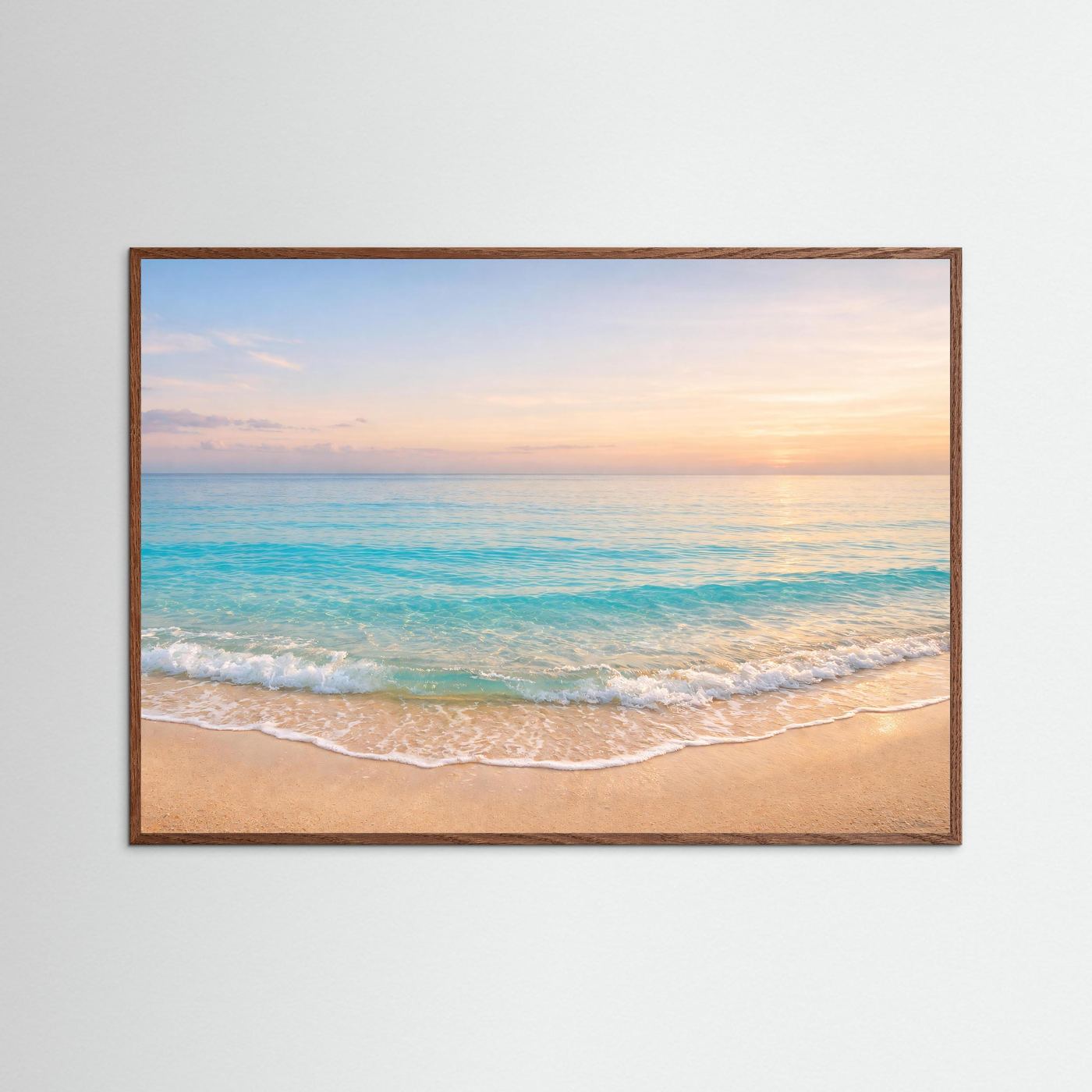 Poster mit Strand- und Meerbild im Querformat, dunkelbrauner Holzrahmen
