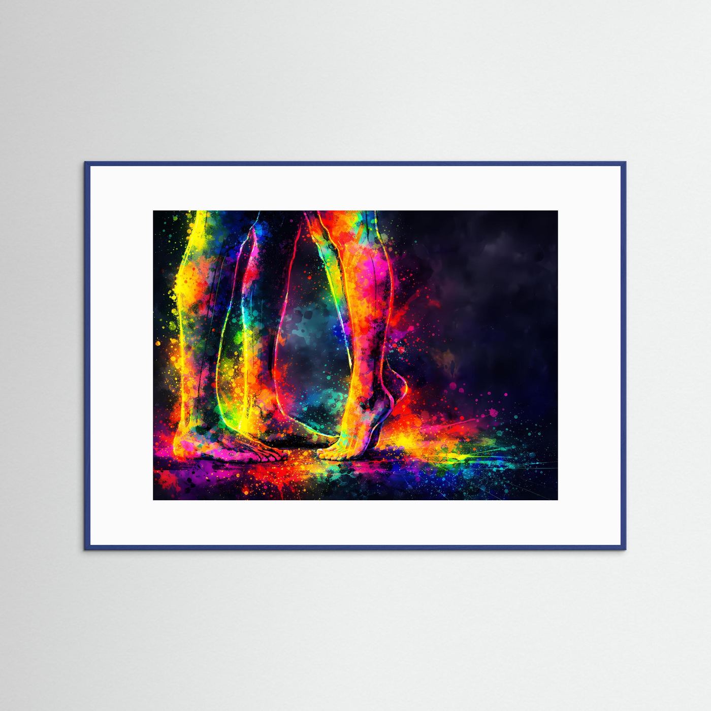 Kunstposter mit abstraktem Paar-Motiv und farbigen Lichtstrahlen, blauer Rahmen