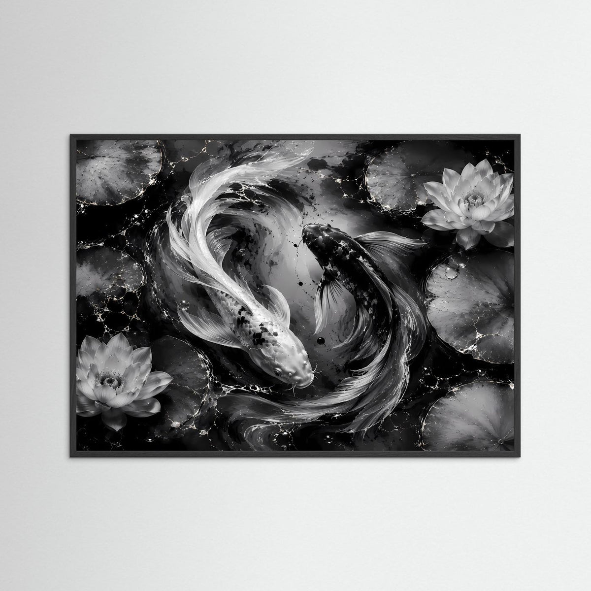 Gerahmtes Wandbild in Schwarzweiß mit Koi-Fischen und Lotusblüten, Wasserstruktur