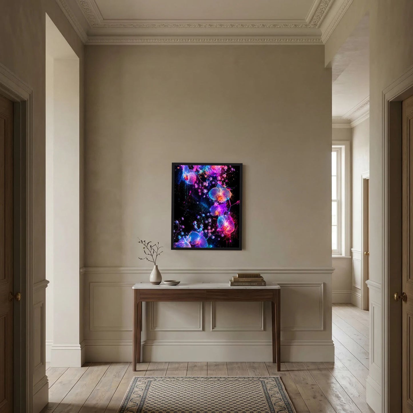 Schwarz gerahmtes Kunstposter im Hochformat mit leuchtenden Orchideen in Violett und Blau