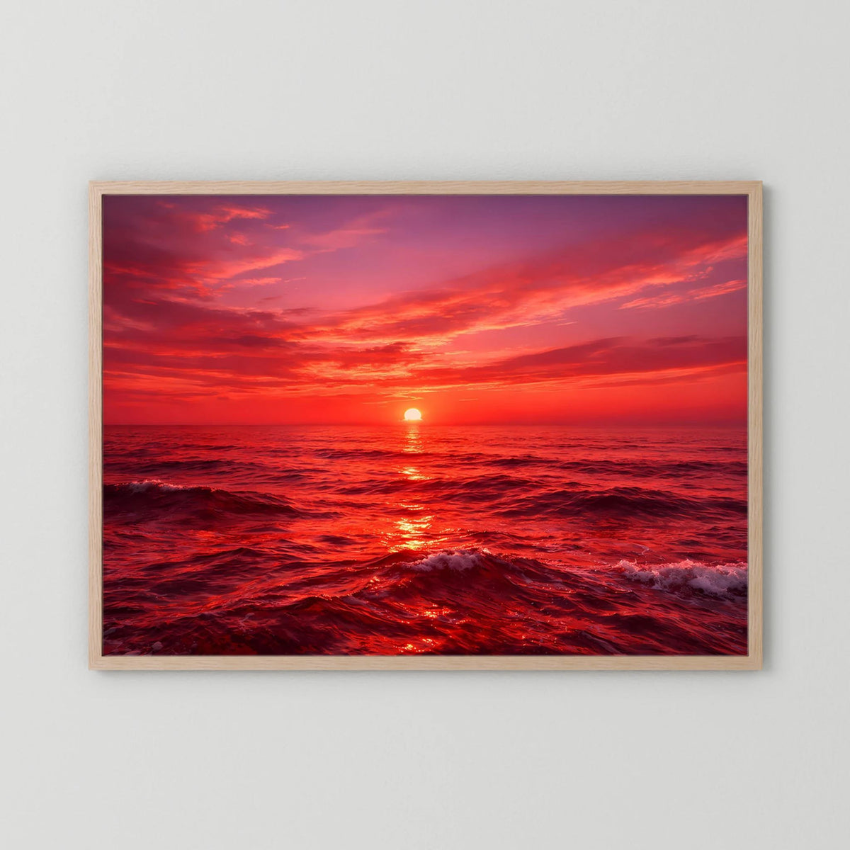 Querformatiges Wandbild mit Sonnenuntergang über dem Meer im hellen Holzrahmen