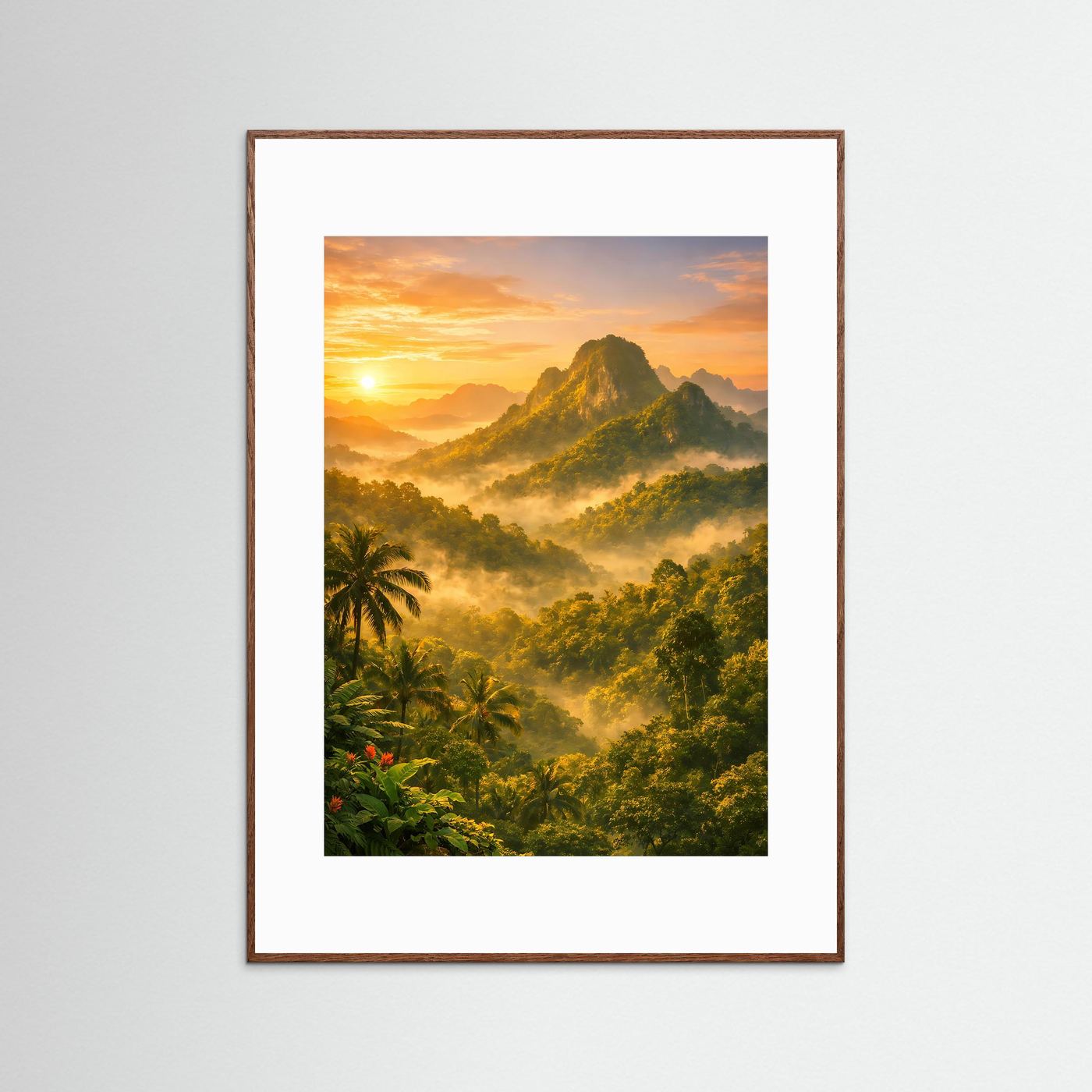 Vertikales Berg-Poster mit Dschungel und Sonnenaufgang im braunem Holzrahmen