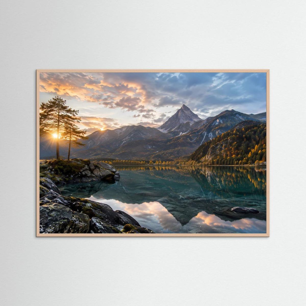 Poster im Querformat mit Rosé-Holzrahmen: Alpenlandschaft mit See-Spiegelung und Felsen.