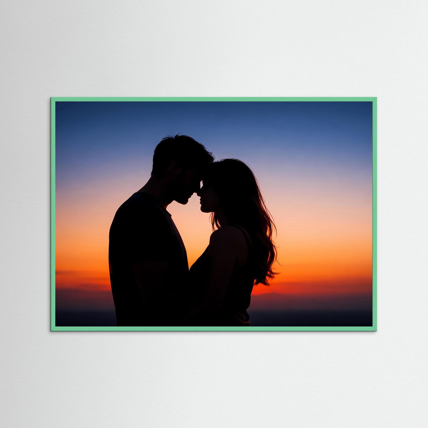 Poster im Querformat mit Silhouettenpaar beim Küssen vor Sonnenuntergang, türkisgrüner Rahmen