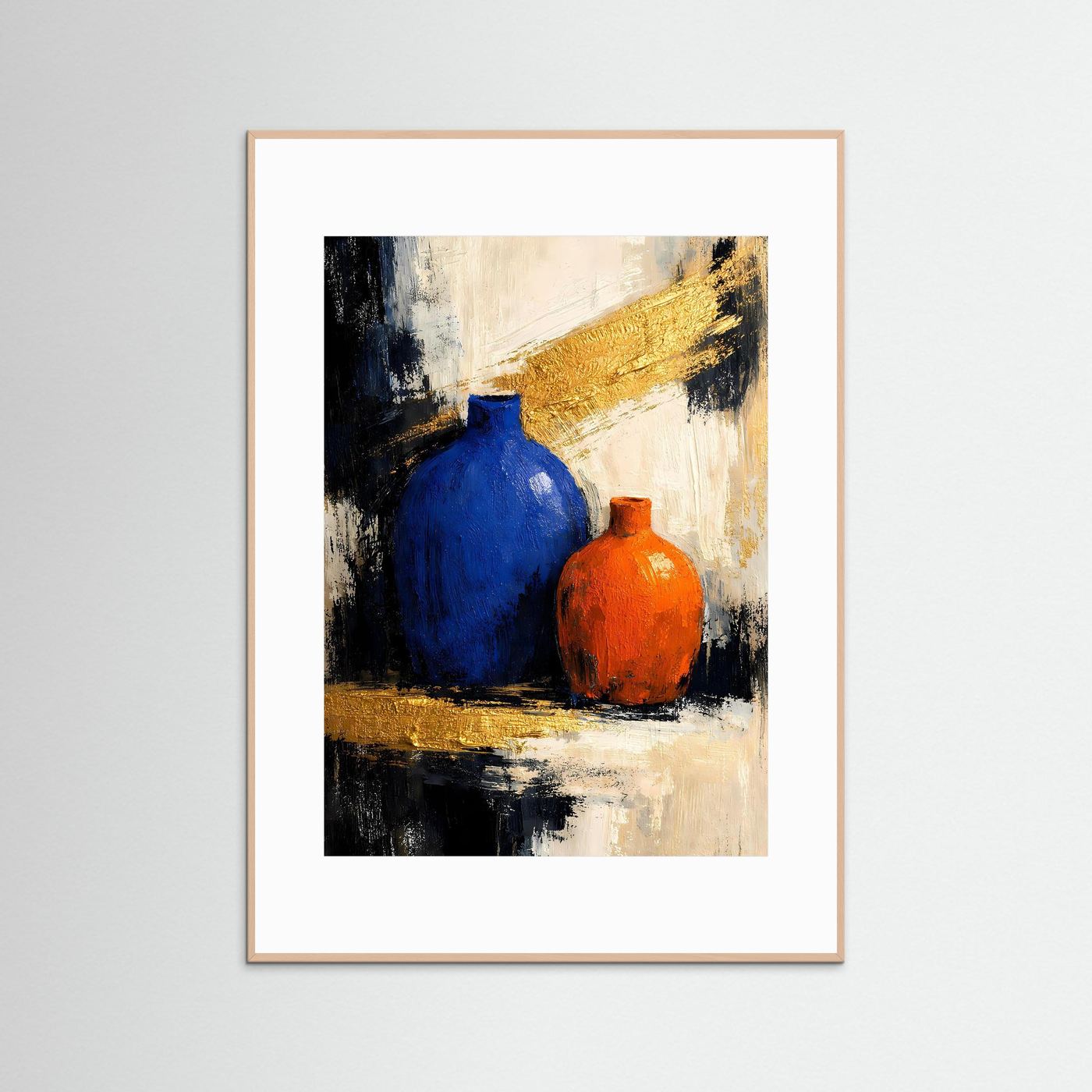 Kunstposter: blaue Vase und orange Flasche mit goldenen Pinselstrichen, weiß gerahmt