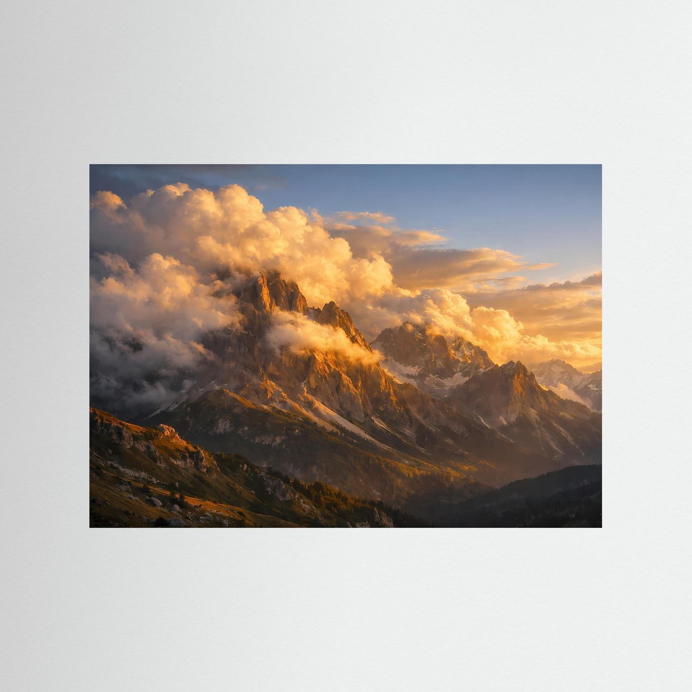 Panorama-Poster mit Sonnenuntergang über Berggipfeln und Wolkenlandschaft