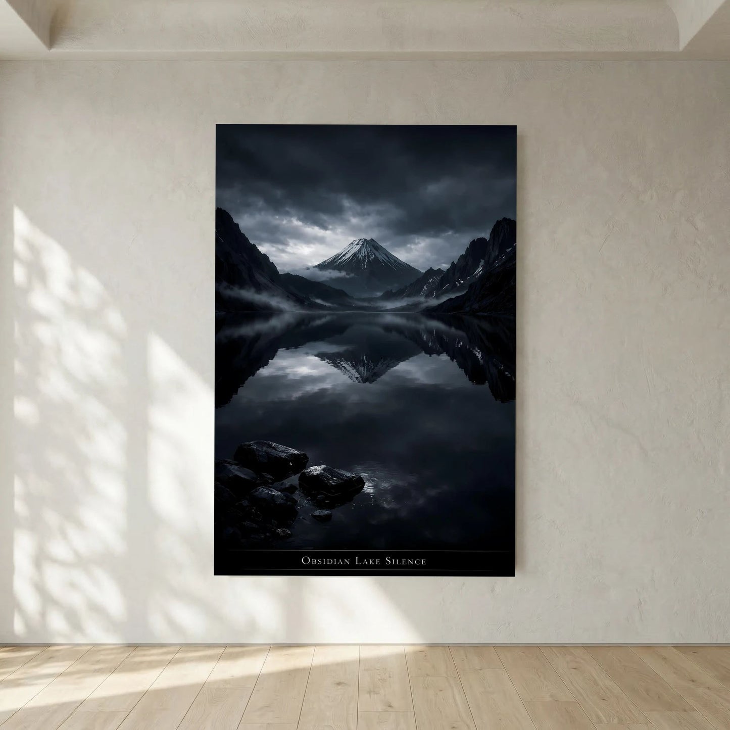 Wandposter auf Holzfußboden: dunkler Vulkanberg mit spiegelndem See und Wolkenreflexion