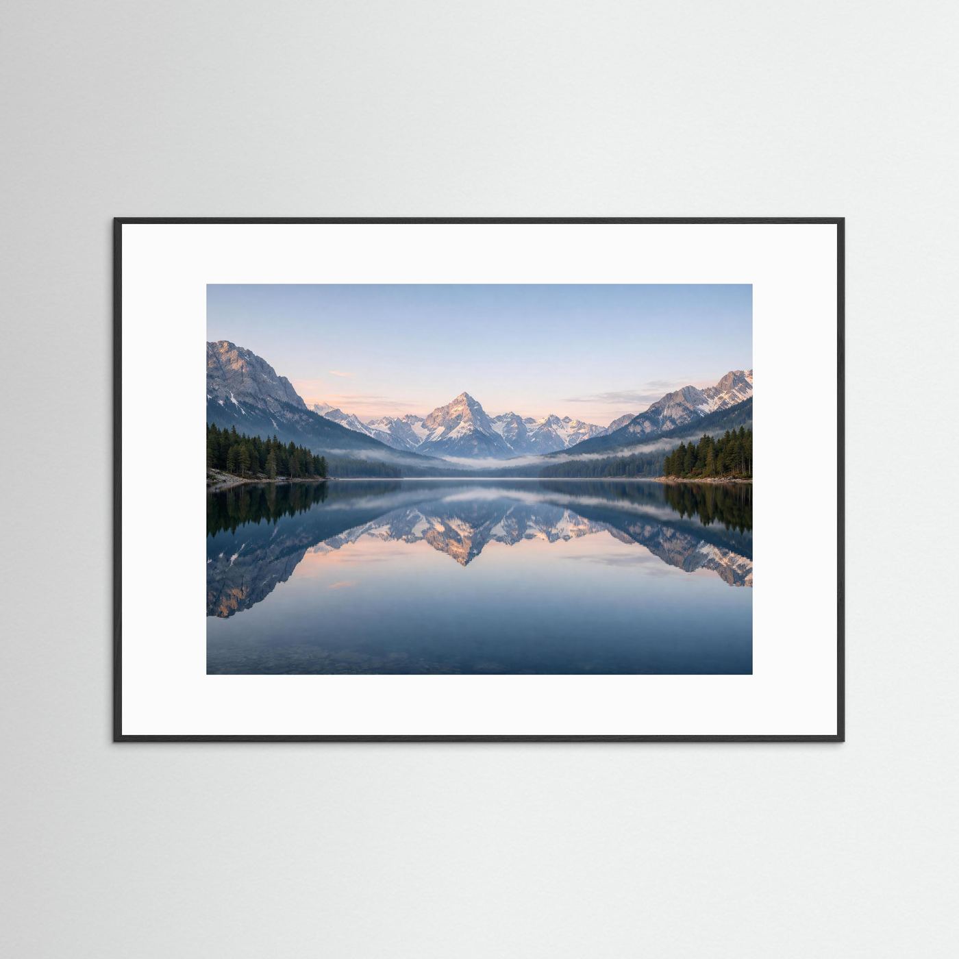 Panoramaposter mit Alpenpanorama und Spiegelsee im Querformat, schwarzer Rahmen und weißer Rand