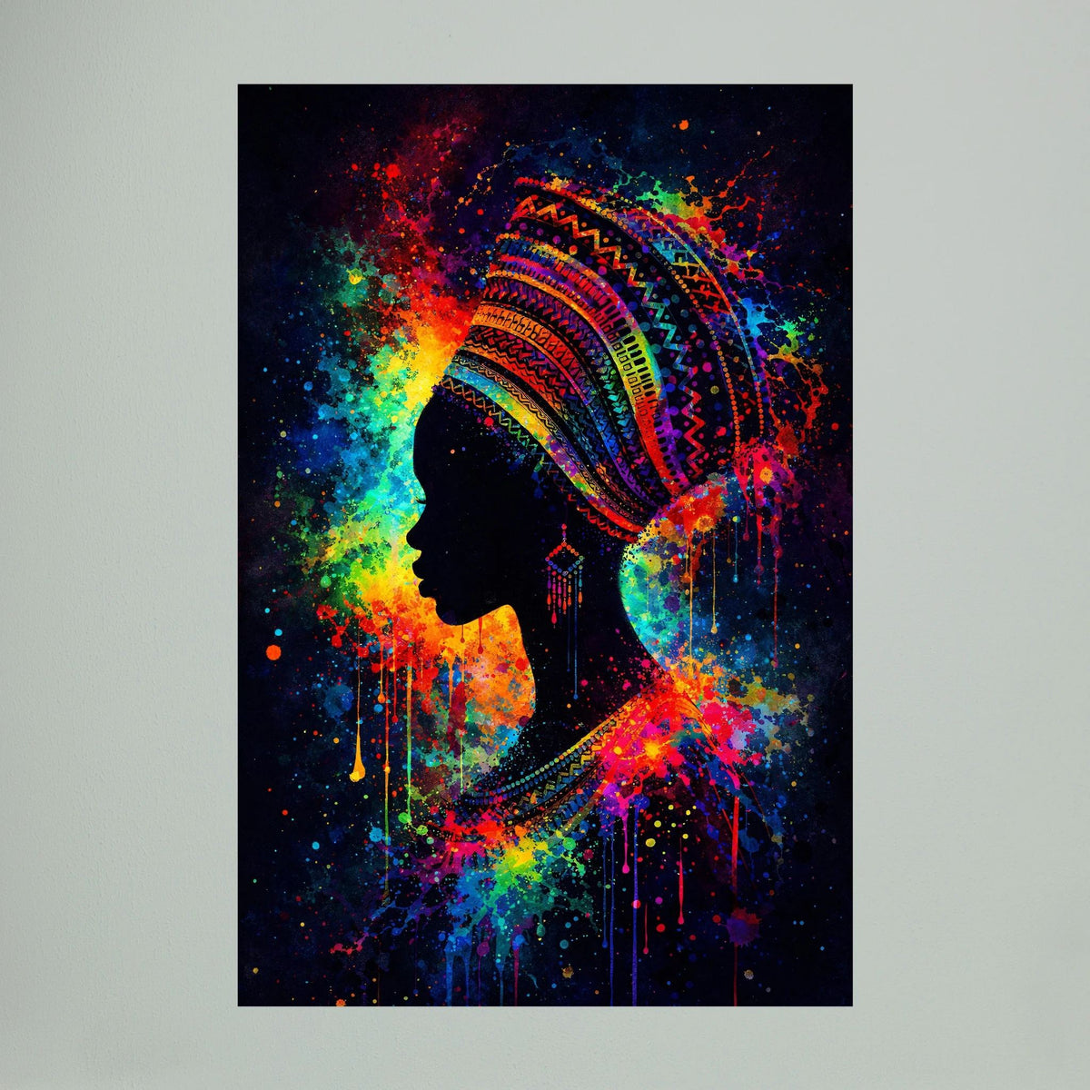 Hochformatiges Poster mit afrikanischer Frauen-Silhouette, Kopfschmuck in Regenbogenfarben, Spritztechnik