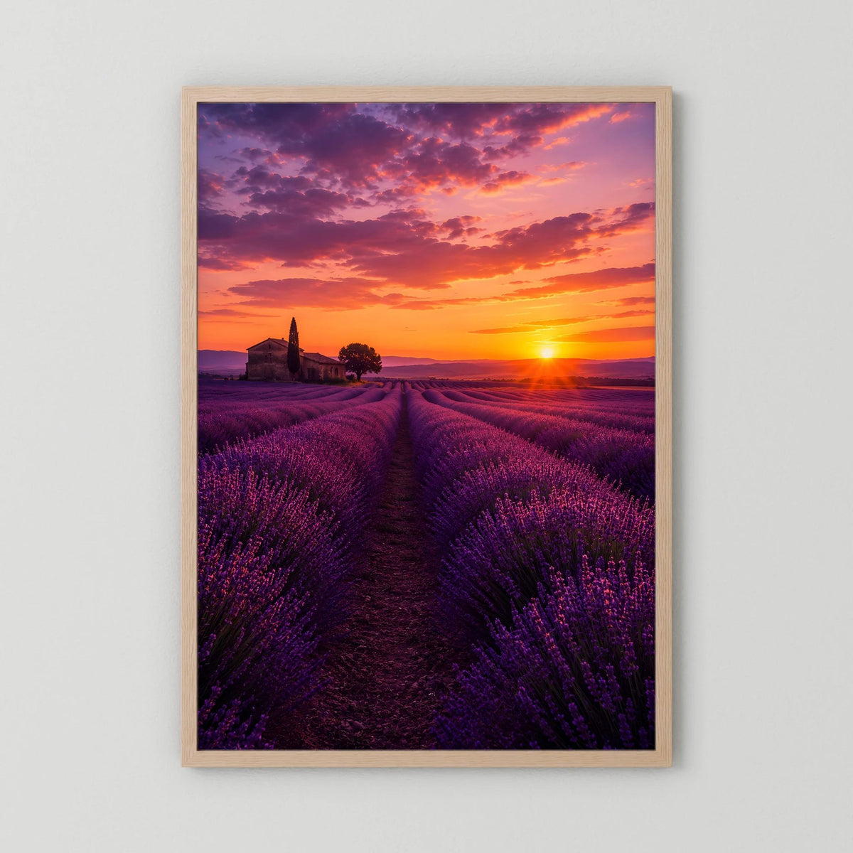 Landschaftsposter im Hochformat: Lavendelfeld bei Sonnenuntergang, naturfarbener Rahmen