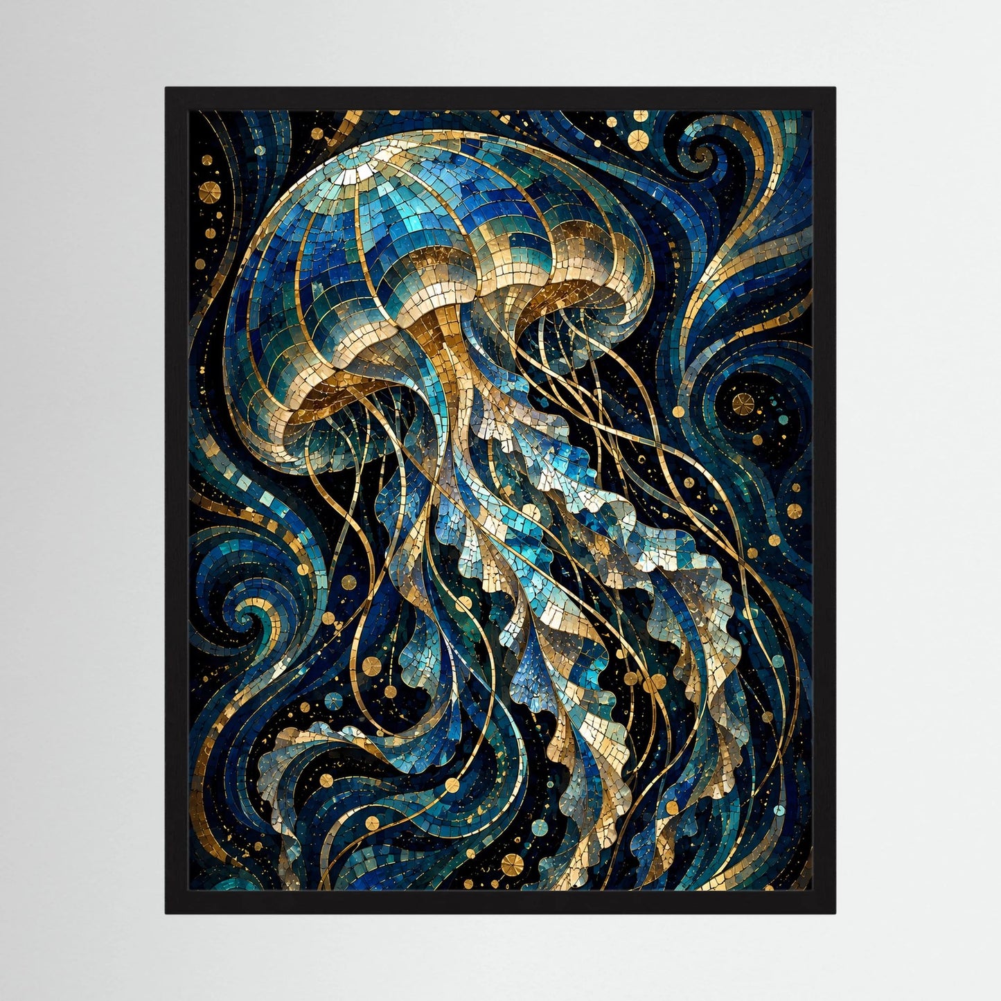 Gerahmtes Poster mit Mosaik-Quallen in Blau und Gold, schwarzer Rahmen