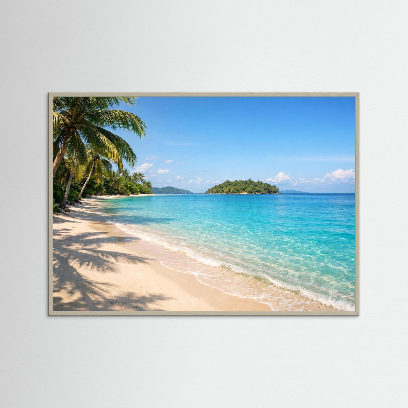 Querformatiges Strandposter mit Palmen, türkisblauem Meer und hellem Sand im grauen Rahmen