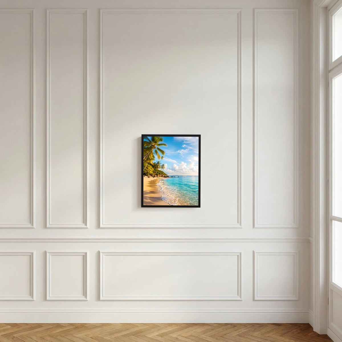Hochformatiges Strand-Poster mit Palmen im schwarzen Rahmen an weißer Wand