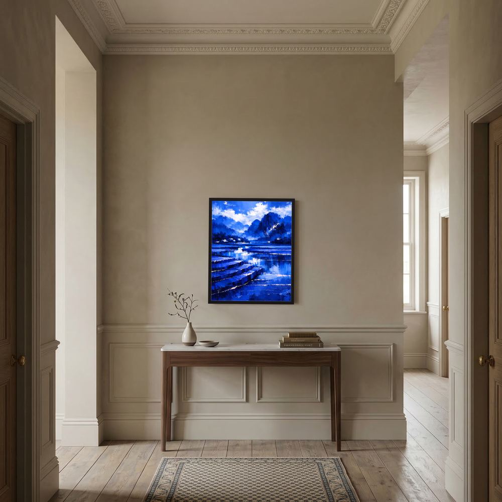 Abstraktes Poster im dunklen Rahmen mit blauem Bergsee vor Kassettenwand