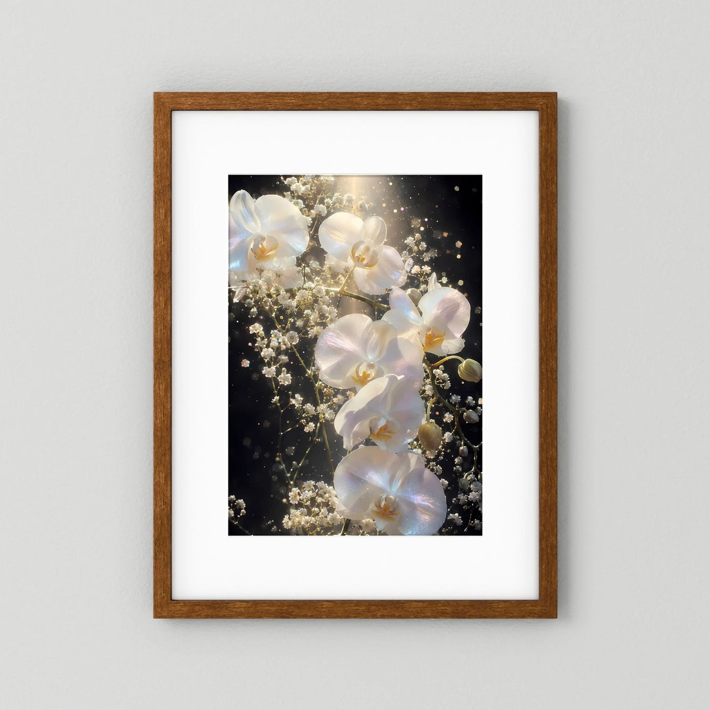 Orchideen-Blumenposter mit weißen Blüten und goldenen Funken im braunen Holzrahmen
