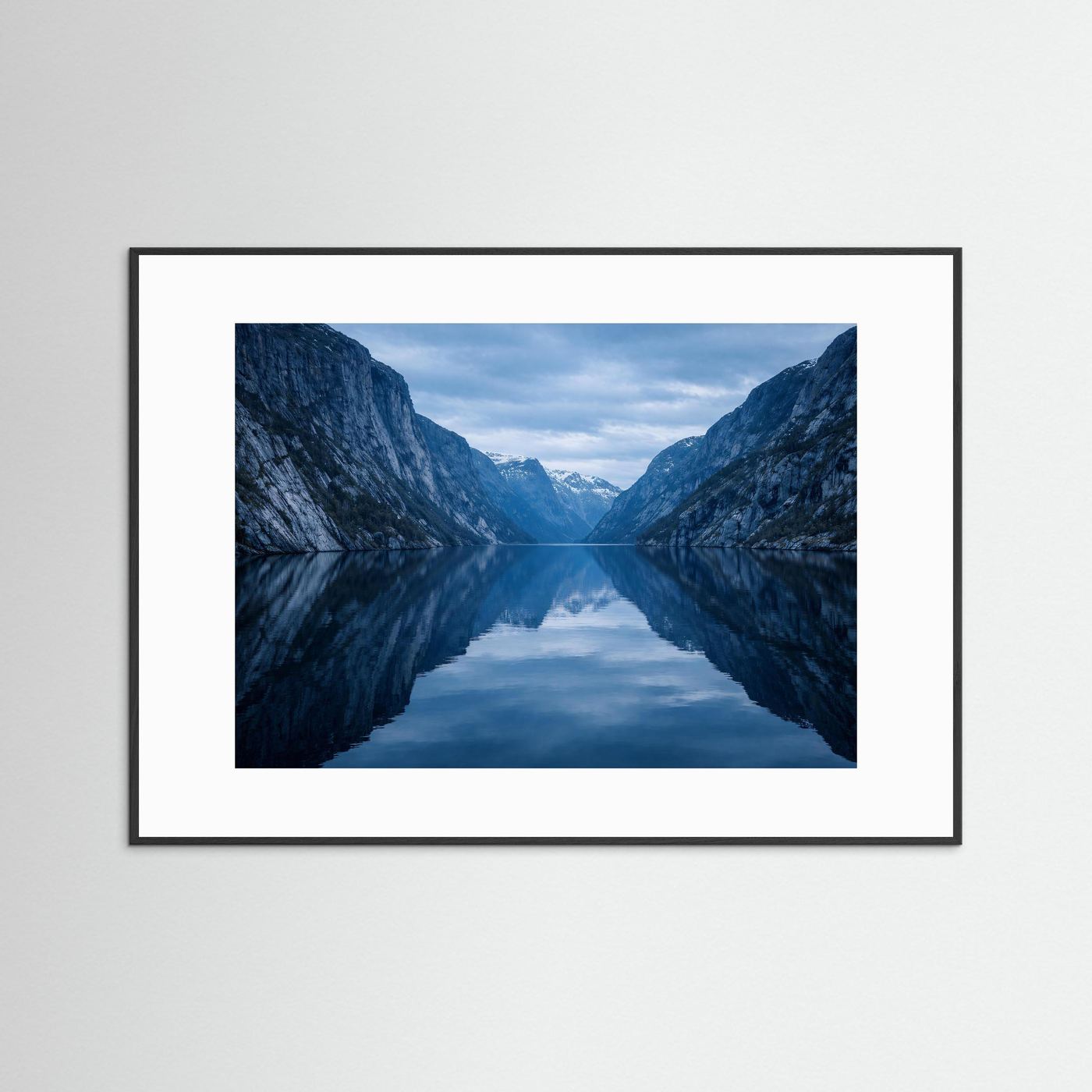 Majestätischer Fjord in kühler Blautiefe | Panorama Fjord & Berg Poster Querformat