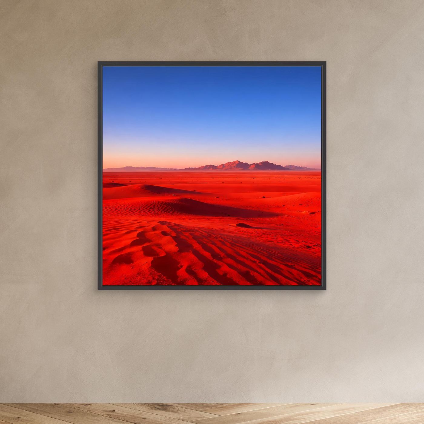 Leinwandbild mit roter Wüste und Dünen bei Dämmerung, schwarzer Rahmen
