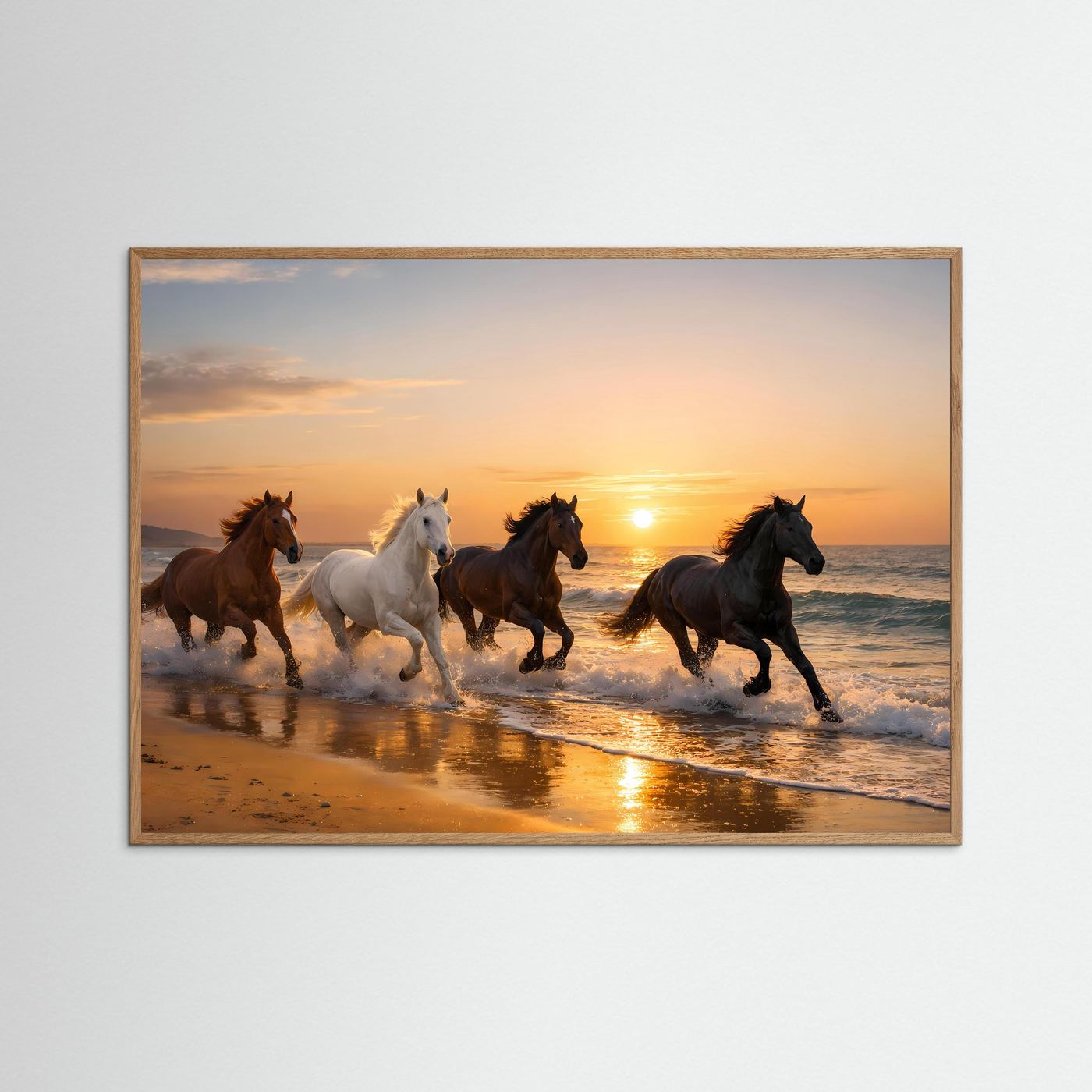 Querformat-Poster mit vier Wildpferden am Strand im Sonnenuntergang, brauner Holzrahmen
