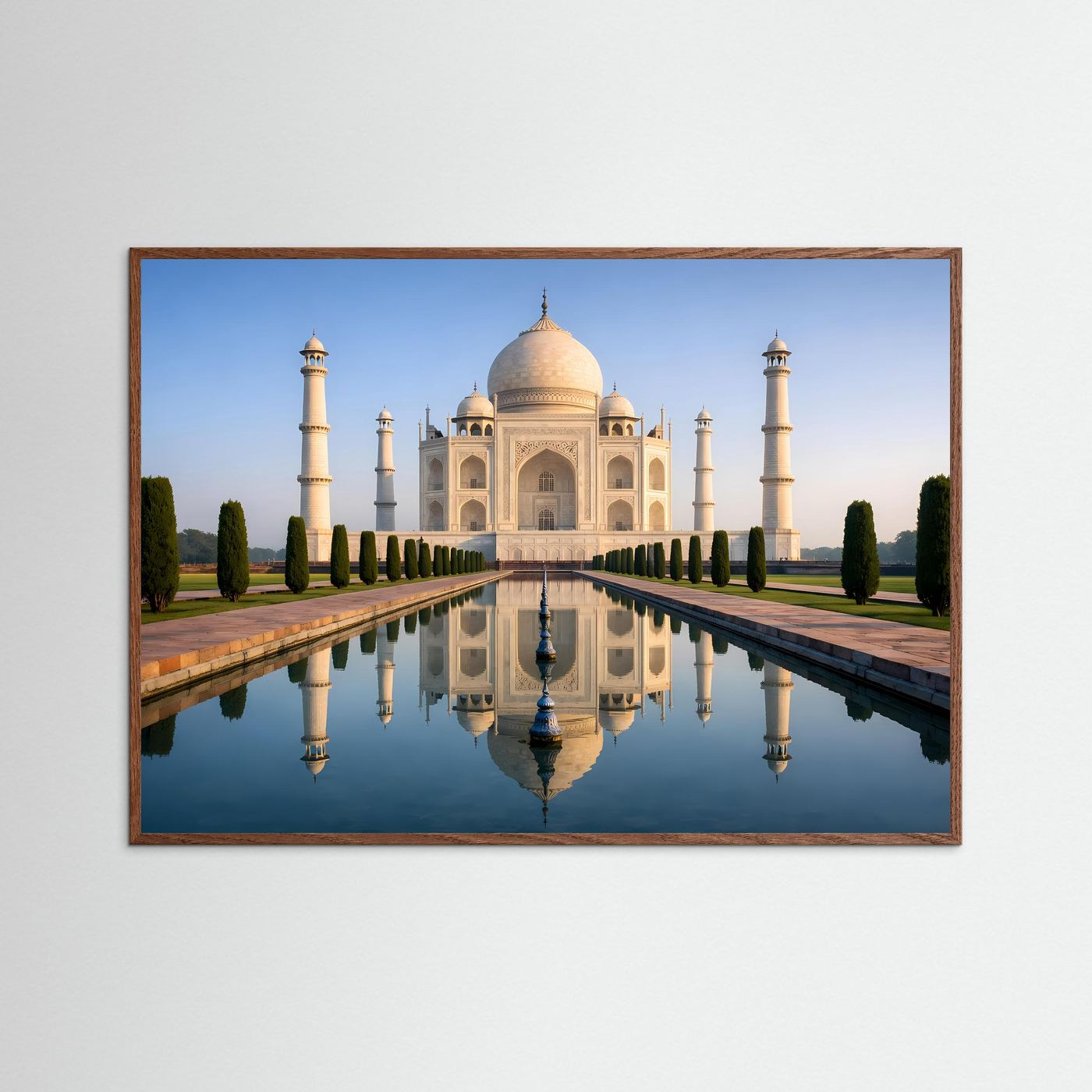 Poster Taj Mahal mit Spiegelung im Wasser, brauner Holzrahmen, Querformat