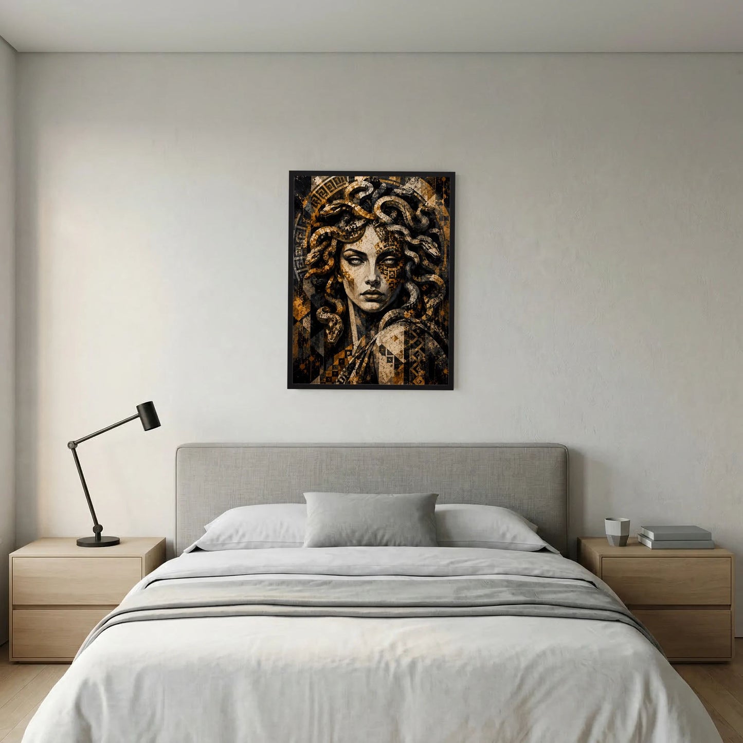 Poster mit Medusa-Mosaikgrafik: goldene Schlangenornamente auf dunklem Hintergrund, schwarz gerahmt
