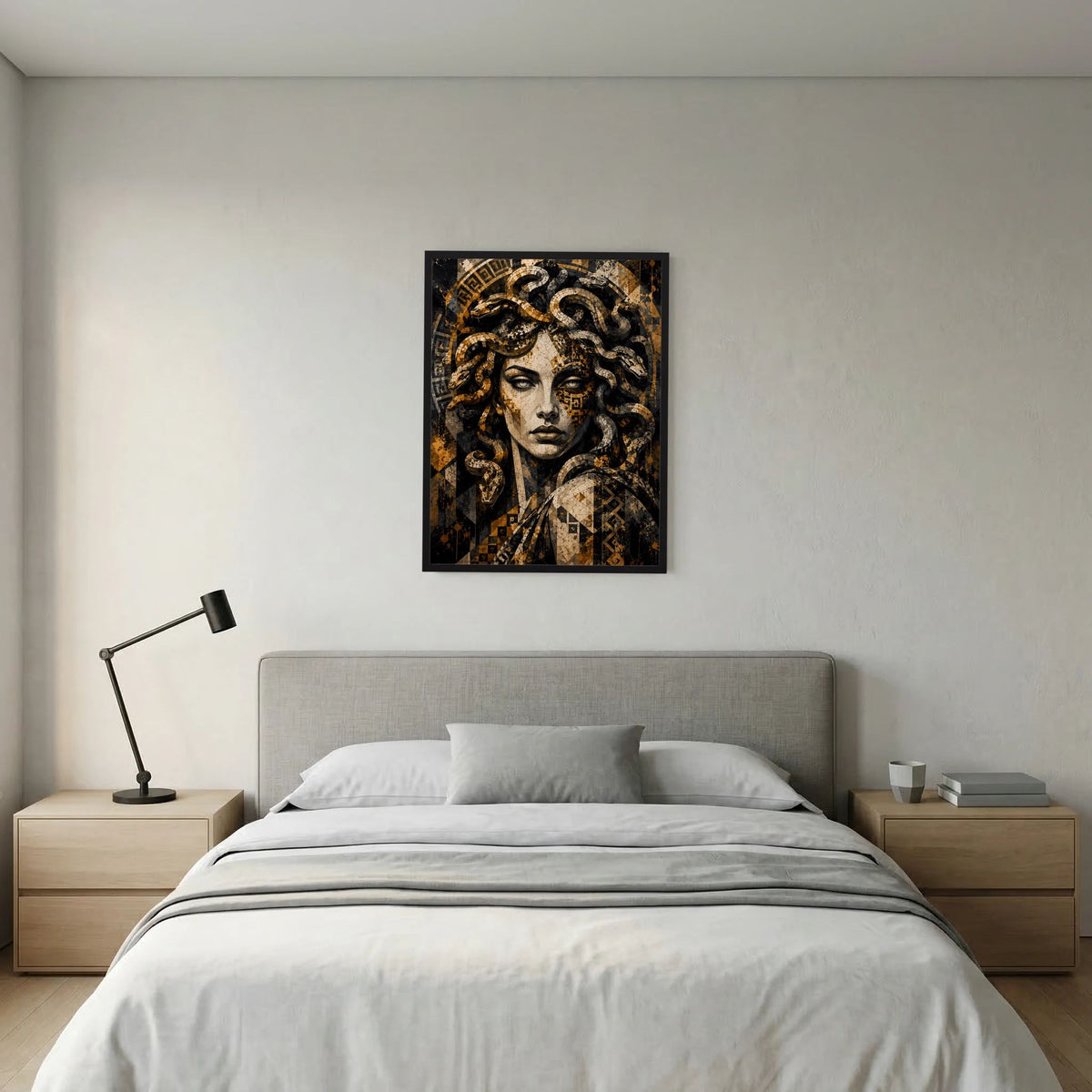 Poster mit Medusa-Mosaikgrafik: goldene Schlangenornamente auf dunklem Hintergrund, schwarz gerahmt