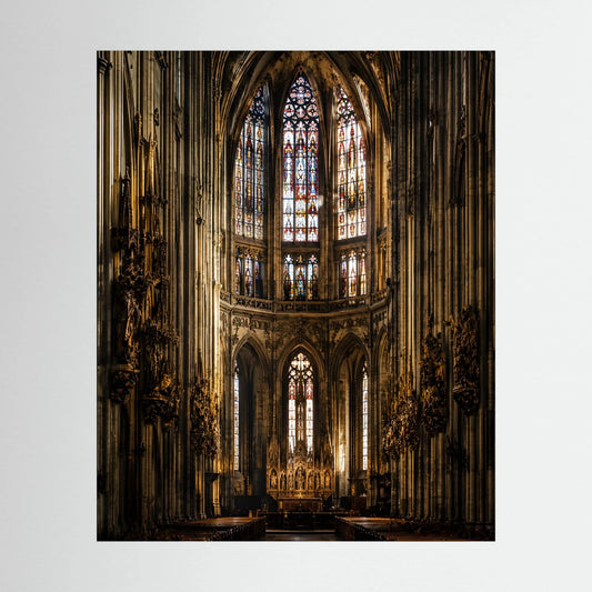 Hochformatiges Kunstposter: gotischer Kircheninnenraum mit Buntglasfenstern, schwarz gerahmt