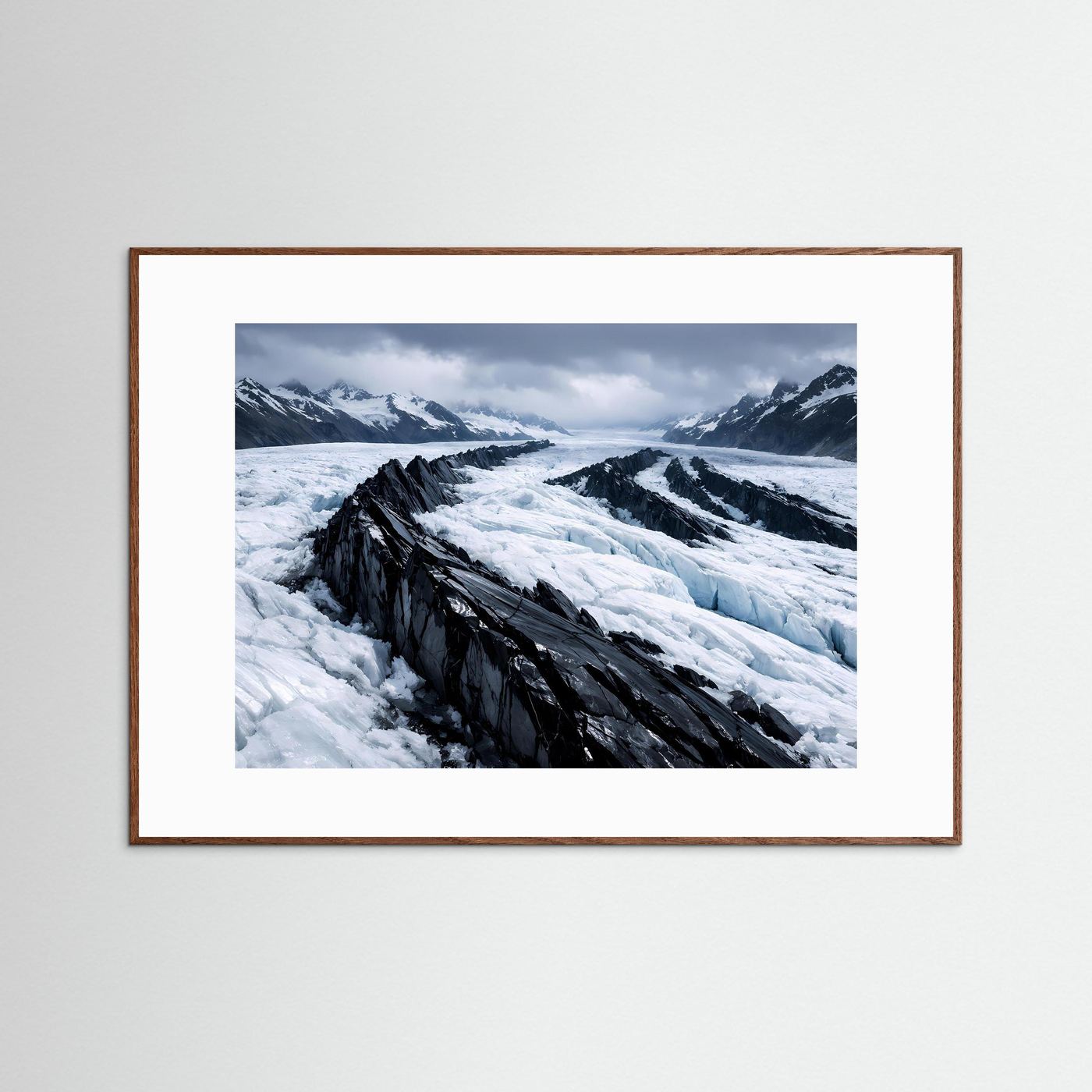 Gletscherpanorama-Poster im Querformat mit dunkelbraunem Holzrahmen und weißer Einfassung