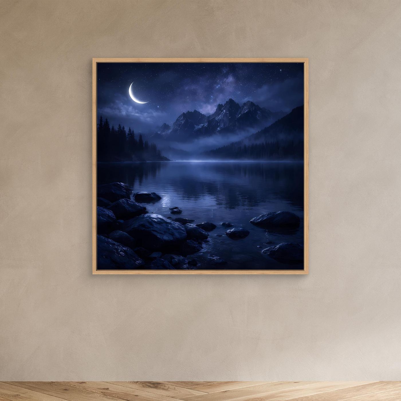 Leinwandbild Nacht-Bergsee mit Mondsichel, Berge im Nebel, ruhiges Wasser, Eichenrahmen
