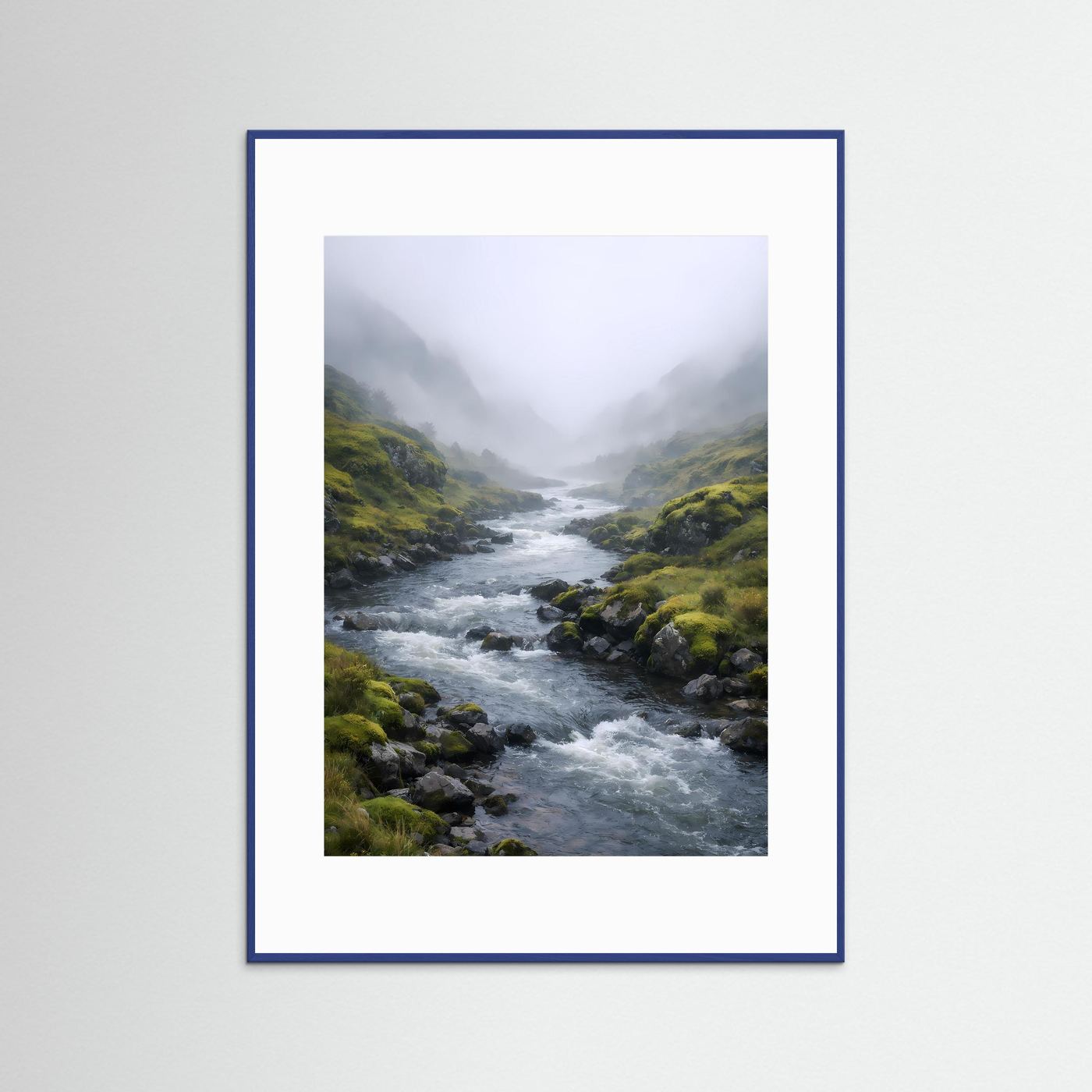 Naturposter mit Rahmen in Dunkelblau, Flusslandschaft mit Moosfelsen und Nebel