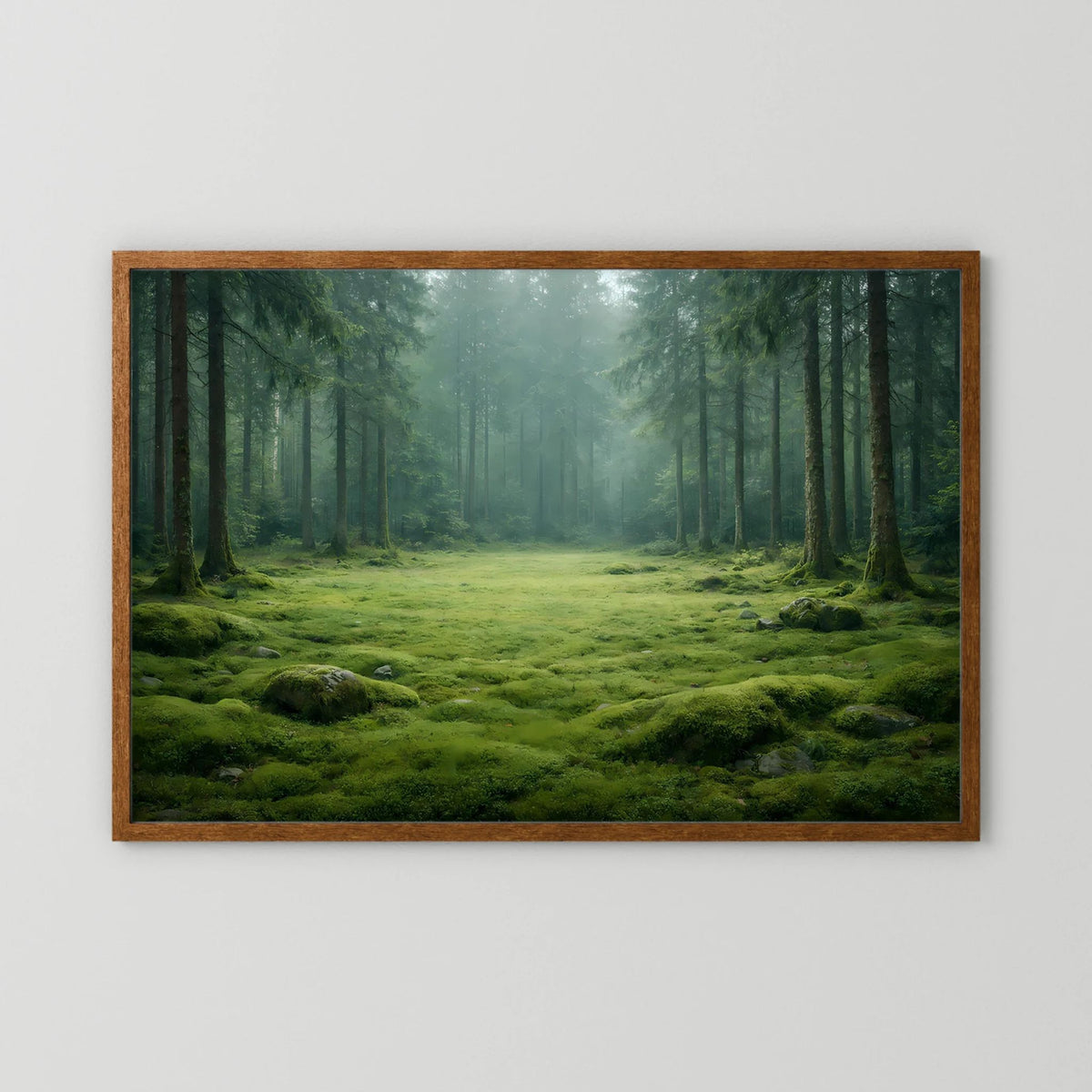 Wandbild mit braunem Holzrahmen und Waldlichtung, grünem Moos im Nebel