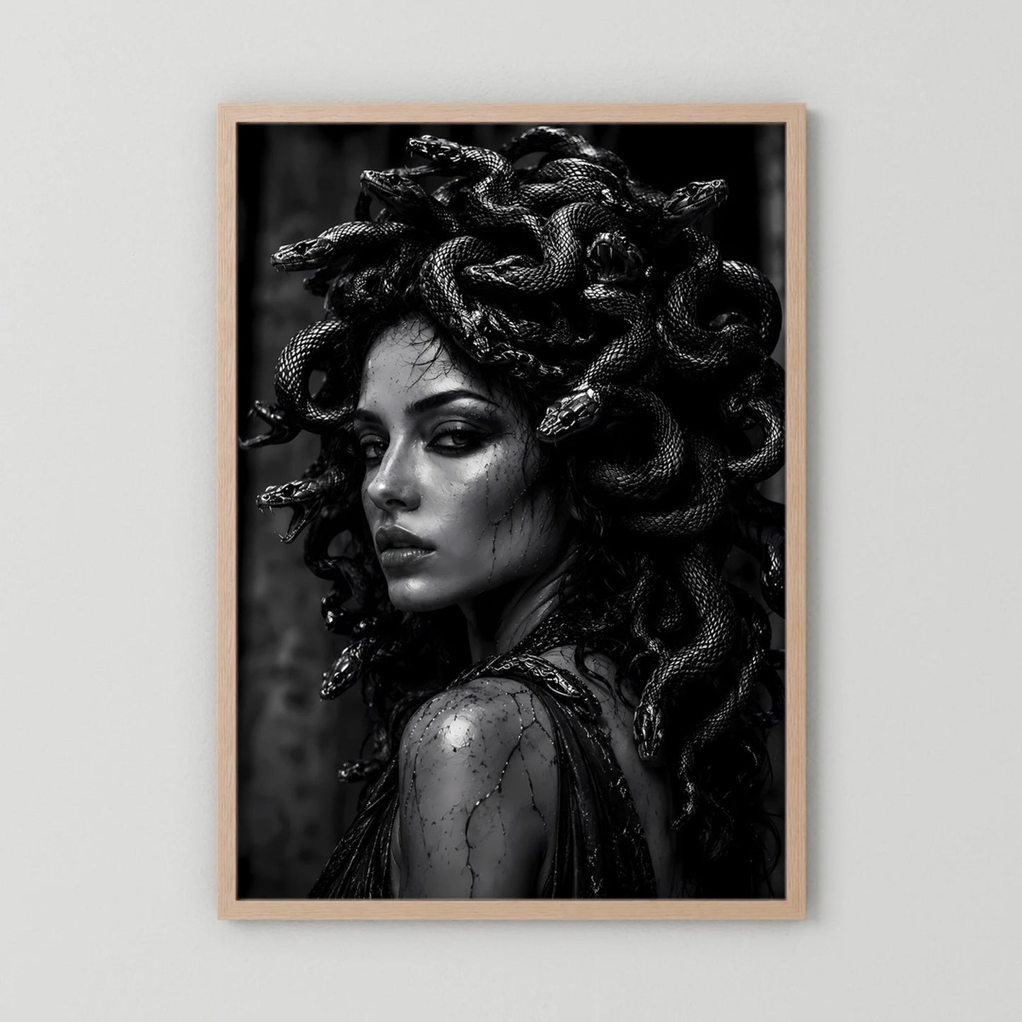 Kunstposter im Hochformat mit hellem Holzrahmen: schwarzweißes Porträt einer Frau mit Schlangenhaar