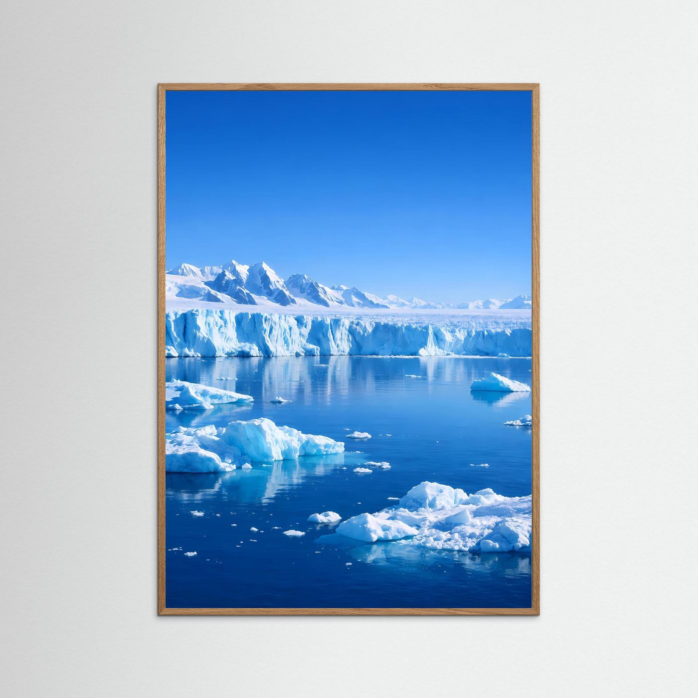 Gerahmtes Naturposter Antarktis-Gletscher mit blauem Eissee und Eisschollen, heller Holzrahmen