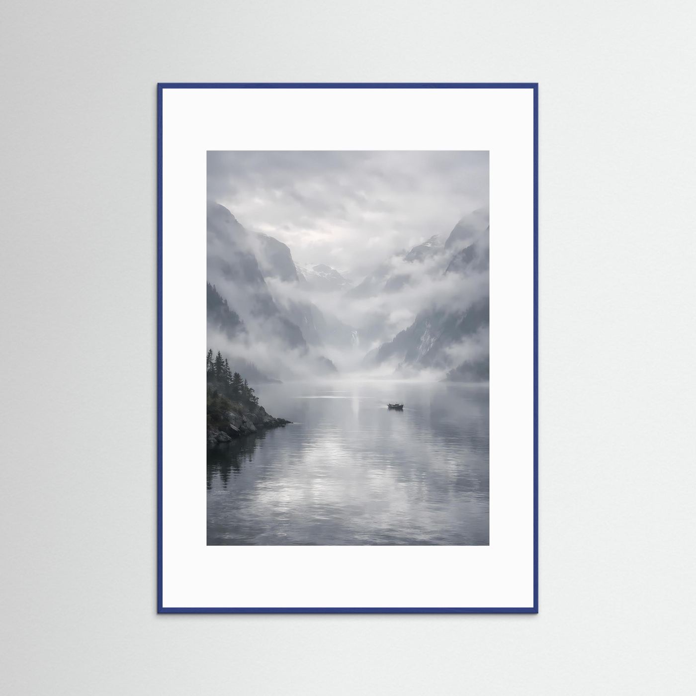 Gerahmtes Wandposter mit Fjordlandschaft, Bergen und Boot im Nebel, blauer Rahmen
