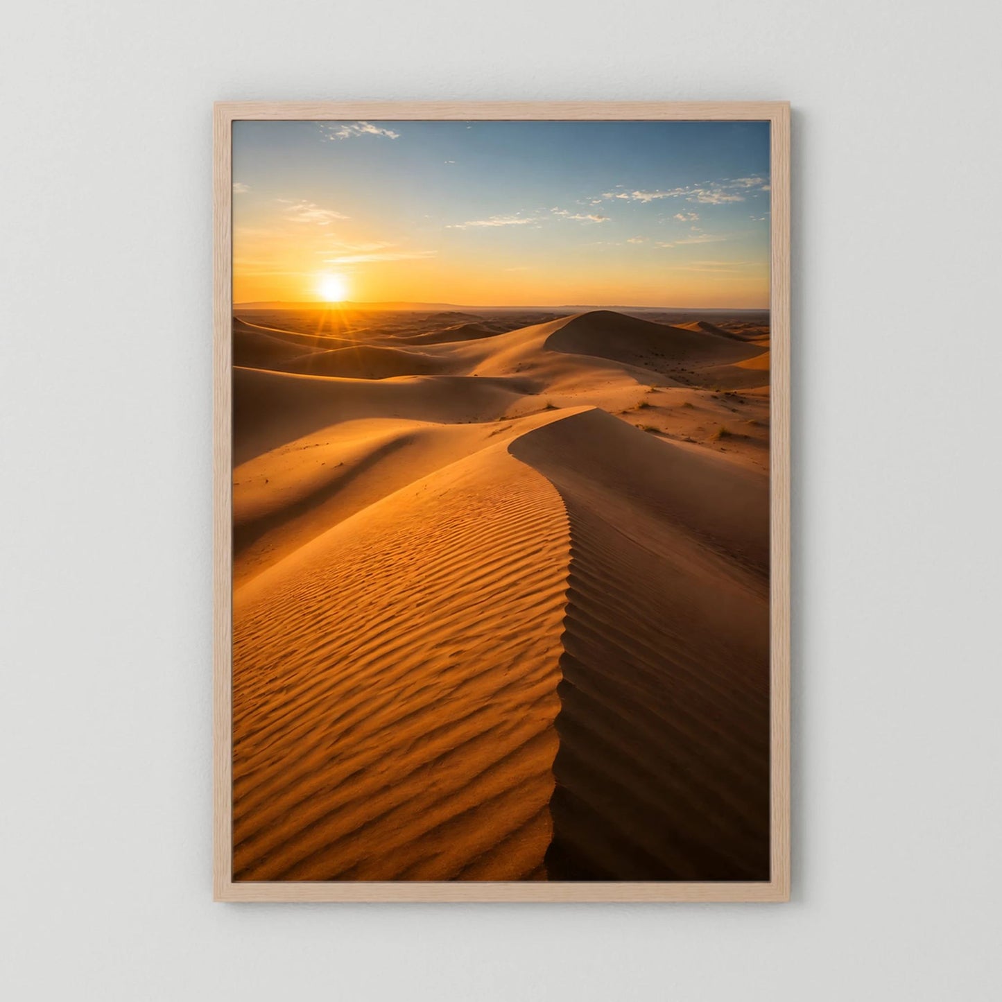 Landschaftsposter im Hochformat mit goldenen Sanddünen und Sonnenuntergang, heller Holzrahmen