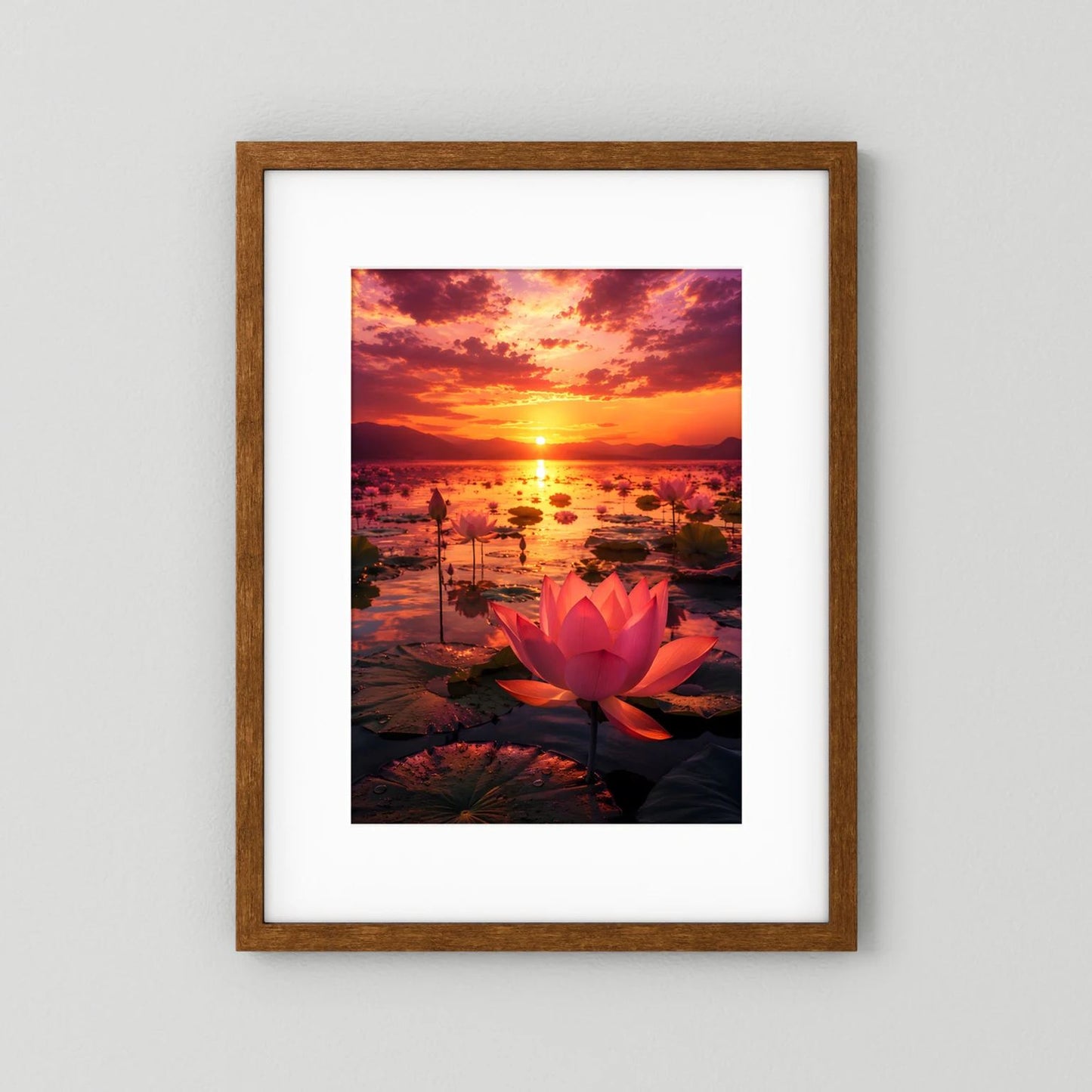 Poster mit roter Lotusblüte und Sonnenuntergang, im braunen Holzrahmen mit weißem Rand.
