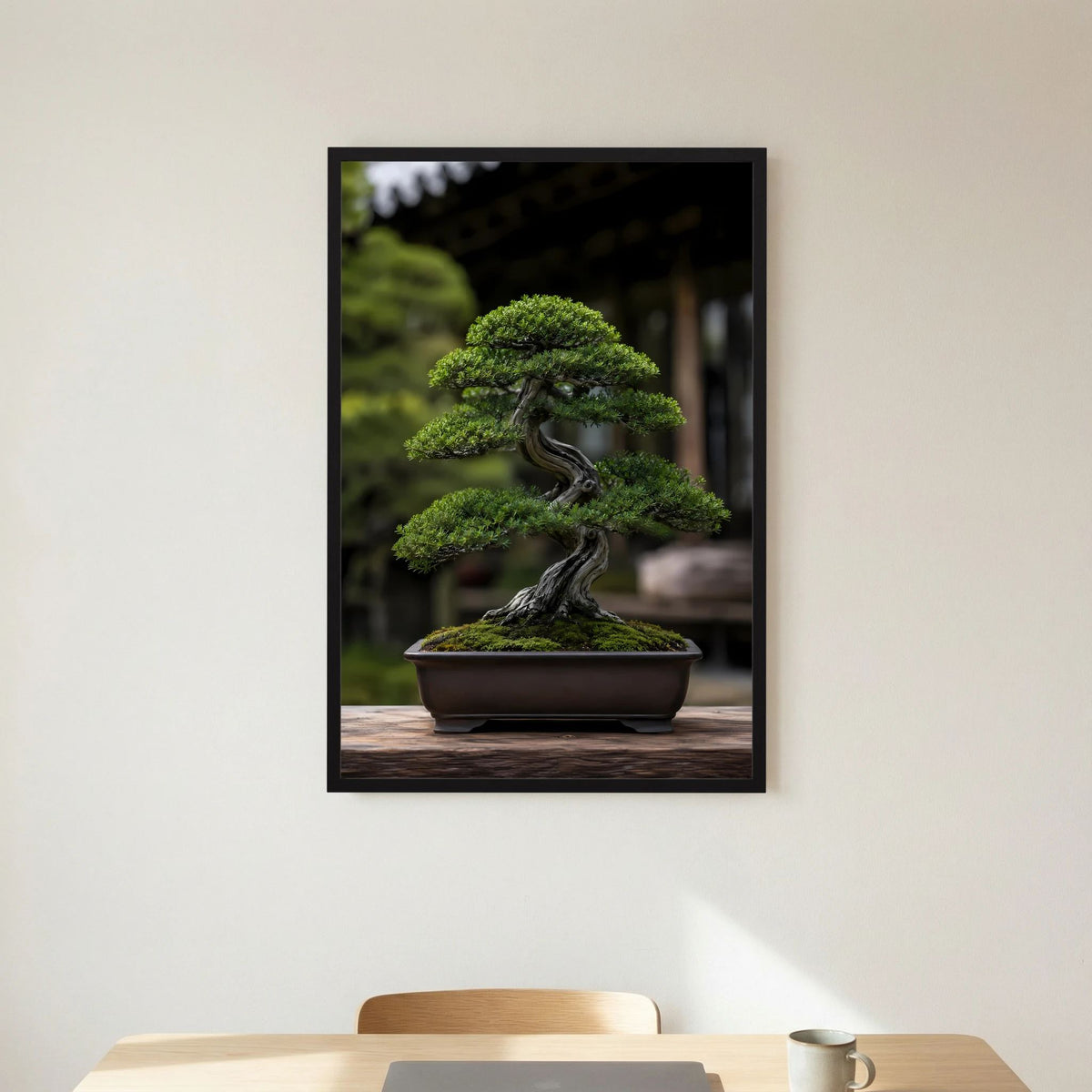 Hochformat-Poster mit Bonsai in Schale, sattgrünes Blattwerk und dunkler Stamm im schwarzen Rahmen.