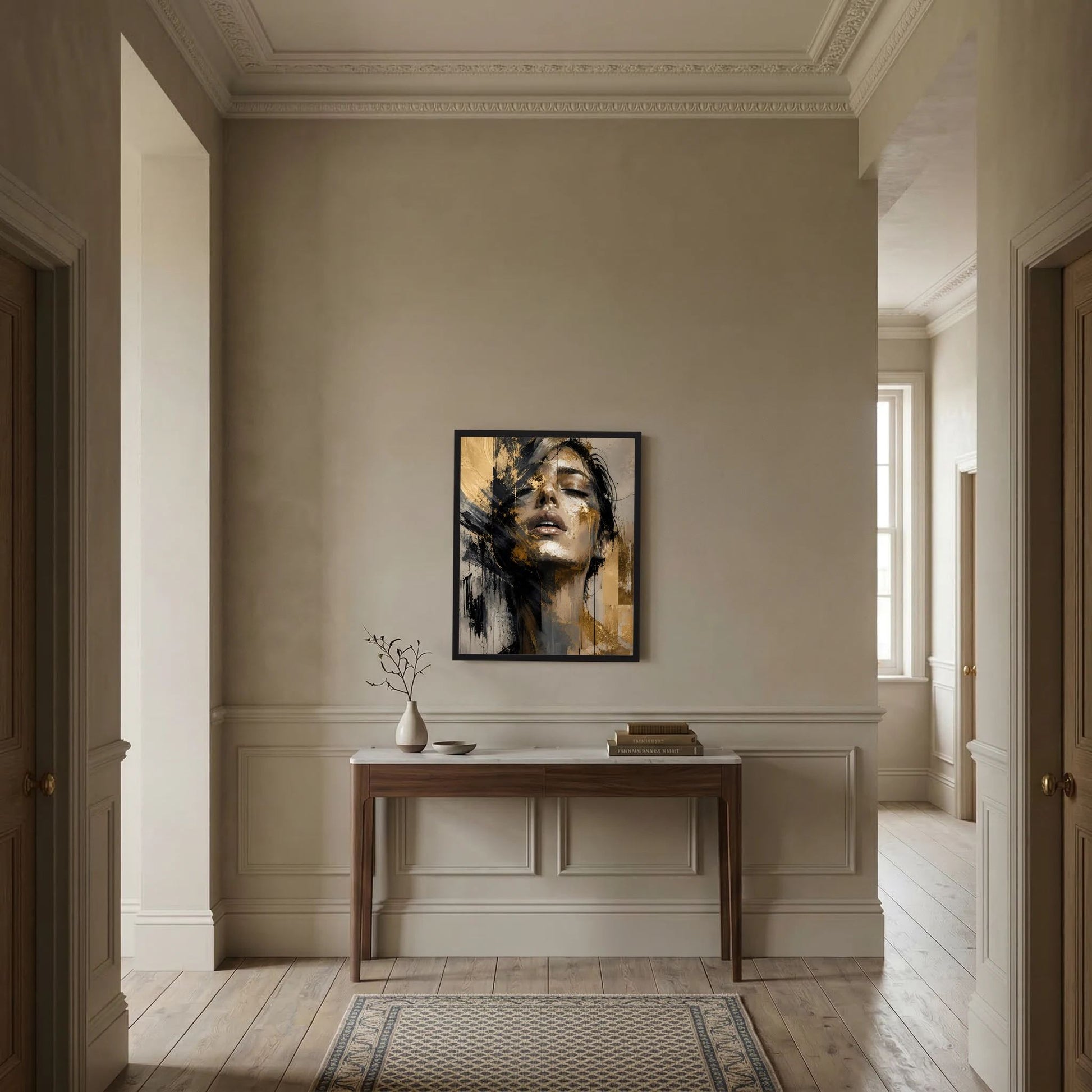 Gerahmtes Hochformat-Poster mit abstraktem Frauenporträt in Gold und Schwarz