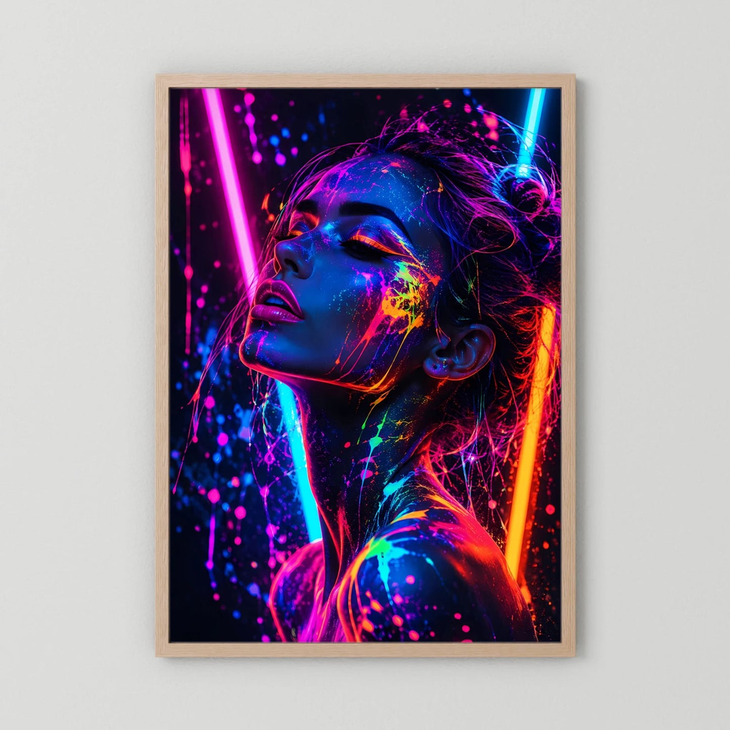 Poster mit hellem Holzrahmen: Frau seitlich im Neon-Look, bunte Farbspritzer