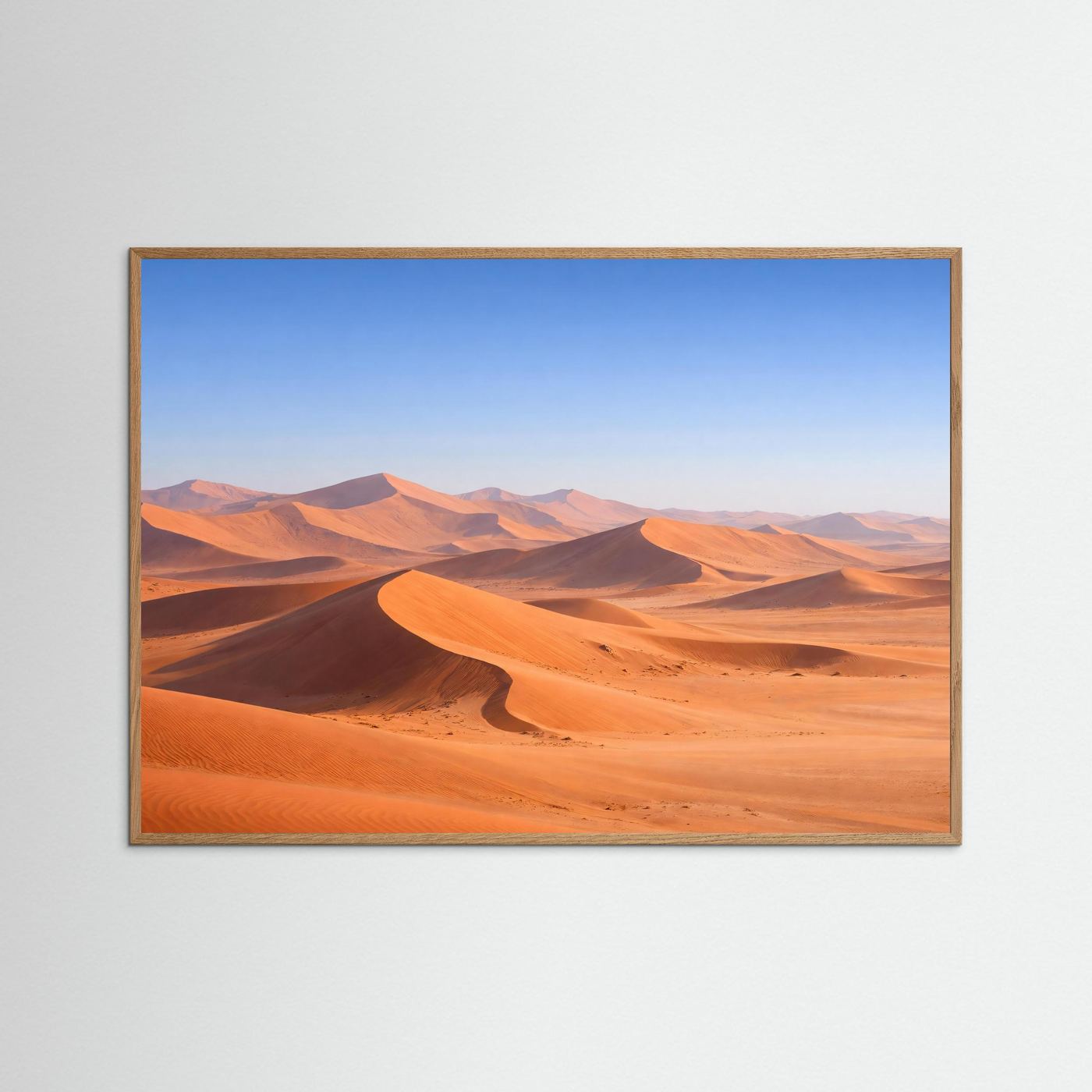 Naturposter mit dunklem Holzrahmen, Panorama Sanddünen und blauem Himmel