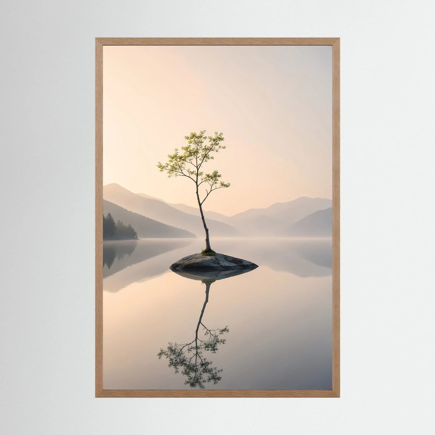 Einsamer Baum im Bergsee | Minimalistische Landschaft mit Spiegelung | Poster Hochformat