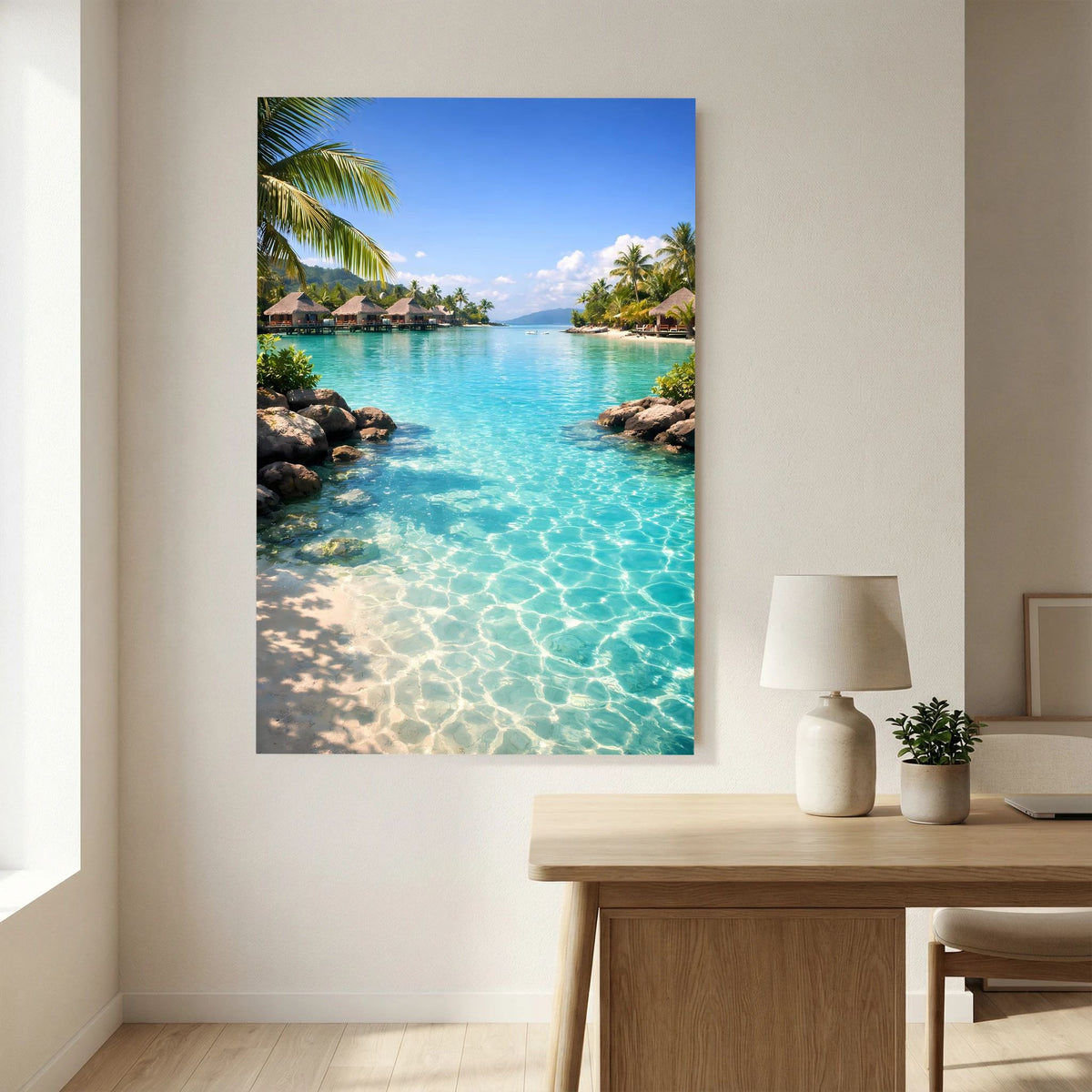 Hochformat-Wandbild: türkis klares Wasser mit Felsriffen und Palmen