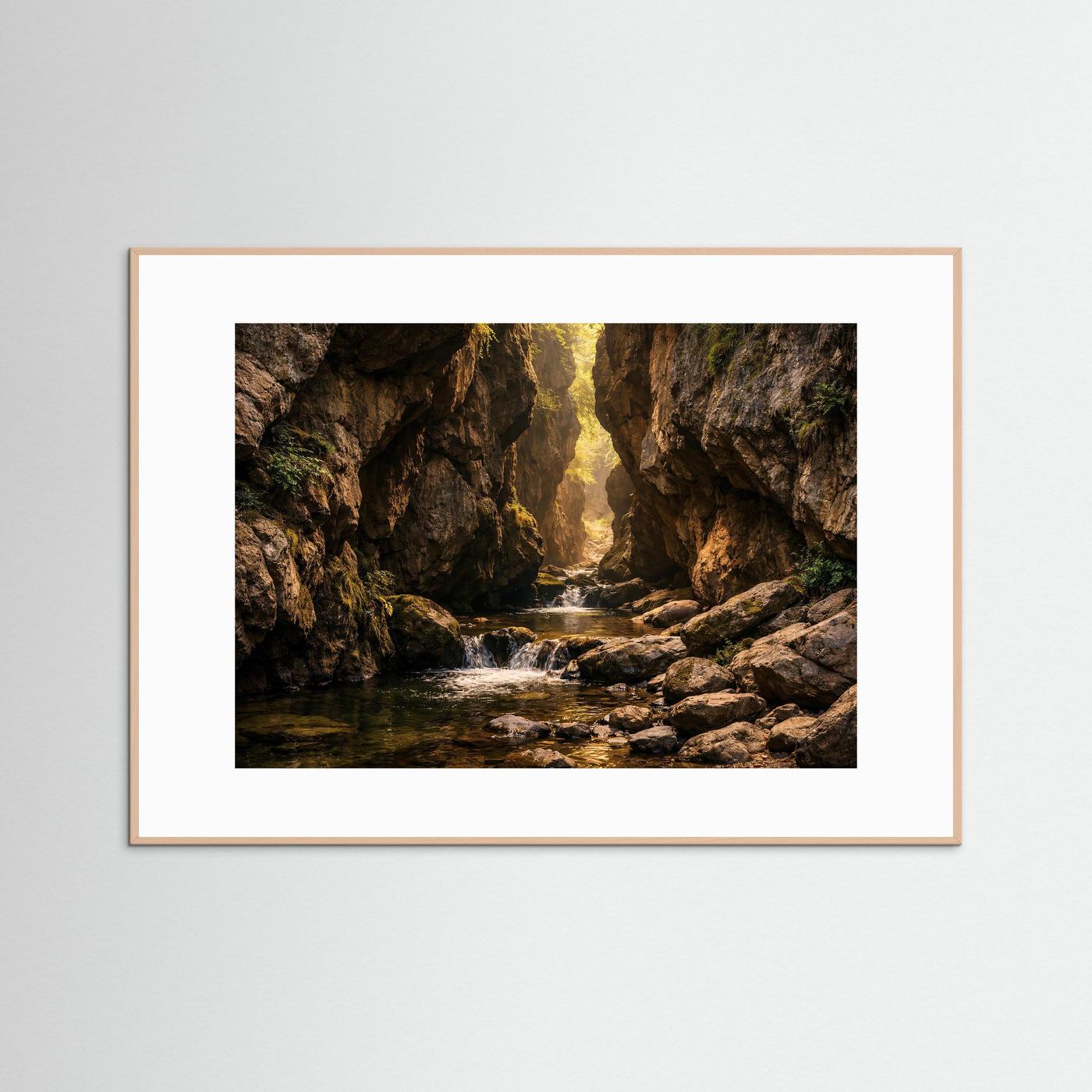 Geheimnisvolle Schlucht im Sonnenlicht | Fluss & Natur Poster Querformat