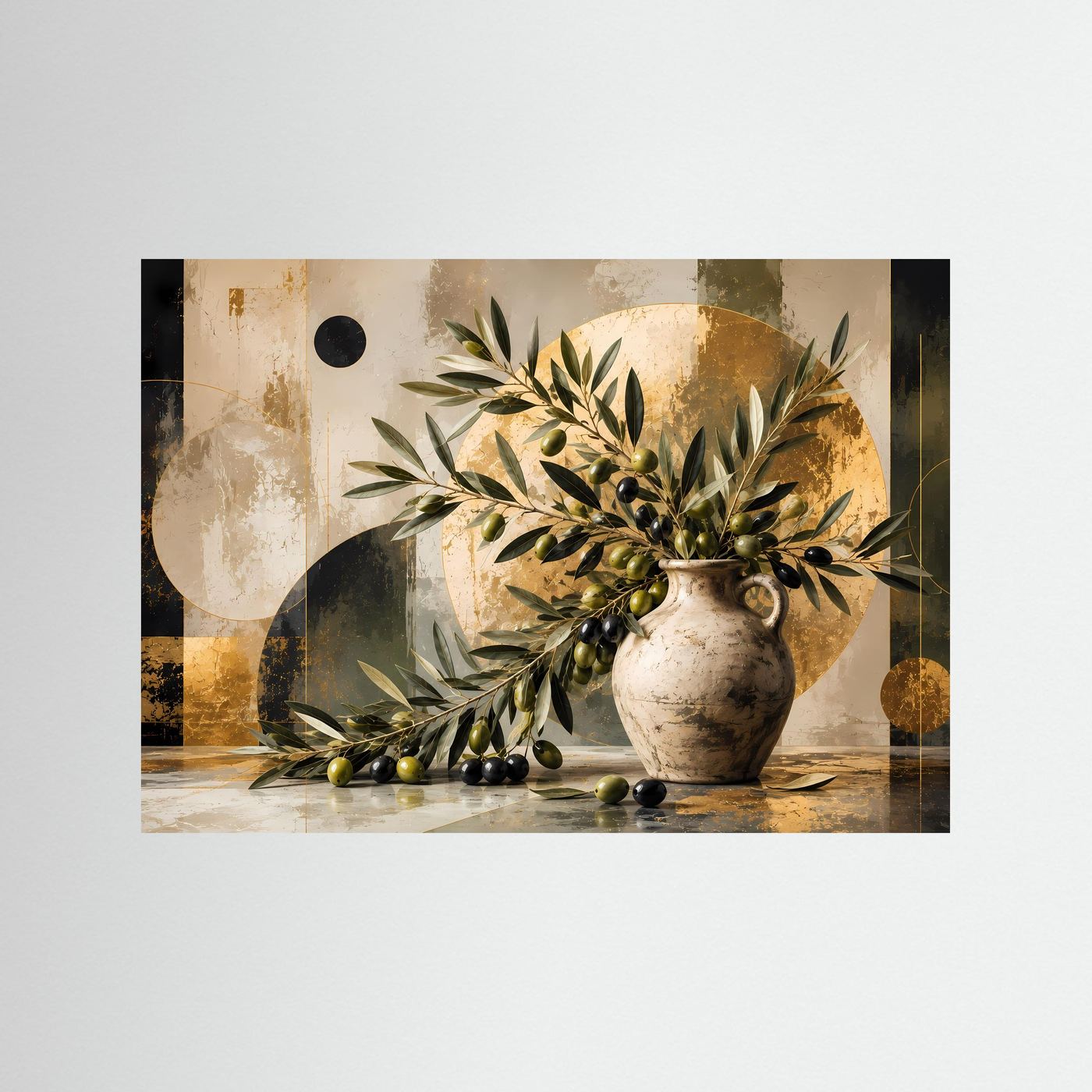 Olivenzweige in antiker Vase | Mediterranes Stillleben mit grünen & schwarzen Oliven in Gold, Creme und Dunkelgrün | Moderne abstrakte Wandkunst